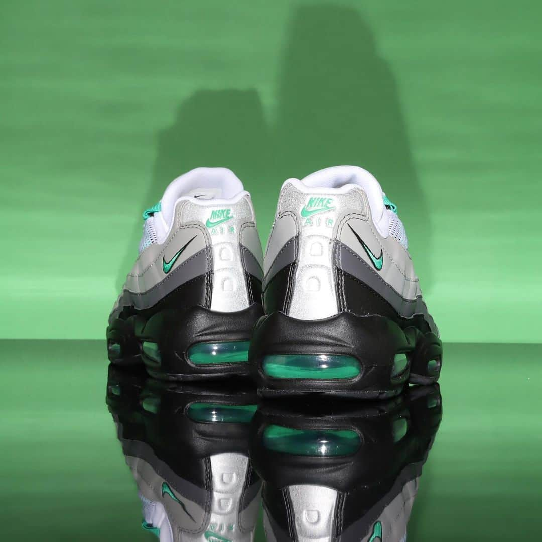 Sports Lab by atmos OSAKAさんのインスタグラム写真 - (Sports Lab by atmos OSAKAInstagram)「. ↓↓↓ 4/28(FRI)RELEASE NIKE W AIR MAX 95 dh8015-002 ¥18,700-(tax included) SIZE : 25.5cm〜29.0cm  ※当店では抽選販売を行います。 ※お1人様、各商品1点ずつの販売とさせて頂きます。 ※コロナ対策の為、必ずマスクを着用の上抽選にご参加下さい。また各店スタッフの指示のもと、検温、アルコール消毒のご協力をお願い致します。  【抽選資格】 ※「atmosアプリ会員」の方 →IDチェックの際にアプリの会員ページをご提示下さい。（不正利用防止の為、アプリの動作確認をさせて頂く場合が御座います。） 会員ページのご提示はリニューアルした新しい 「atmosアプリ」の会員ページとなります。(これまでの「atmosアプリ」は「atmos PINKアプリ」に変更となってますのでお間違えのないようお気をつけください。) 寄ってお並び頂く前に予めダウンロード、会員登録をお願い致します。 ※中学生以上 ※身分証明書をお持ちのお客様(下記1~7のいずれかをご持参下さい) 　1.免許証 　2.住民基本台帳カード 　3.パスポート 　4.写真付き学生証 　5.在留資格カード 　6.マイナンバー 　7.障害者手帳 ※抽選販売になりますので、深夜や早朝からのお並びはご遠慮下さい。また近隣のお店にご迷惑がかかる場合、トラブルなどが発生した場合には 急遽販売を中止させて頂く可能性がございます。  ※その他、抽選に関しての注意事項が多数御座います。抽選に関してのBLOGを必ずご確認ください。 →atmosオンライン上の「MEDIA」から「RELEASE INFO」 →atmosアプリ上の「RELEASE INFO」  【atmos ルクア大阪店 抽選販売方法】 当日AM10:15までにお並び頂いた方へ入店順番を決める抽選に参加する為の整理券を配布致します。 JR大阪駅5階の時空の広場、LUCUA入口前カフェ・レストランご案内看板前を先頭にガラスに沿ってお並び下さい。AM10:15以降にお越しのお客様は如何なる理由がございましても抽選にご参加出来ませんのでご注意下さい。AM8:00より5階時空の広場への入場が可能となりますので必ずAM8:00以降に指定場所にお集まり下さい。AM8:00より前に5階時空の広場へ上がる3階のエスカレーター、階段前へのお並びは一切禁止させていただいております。よってAM8:00より以前にできた並び、順番等は一切無効とさせていただきます。※AM10:15から抽選開始ではございません。抽選、販売の開始にはお時間を要することが予想されますので予めご了承ください。  #atmos #アトモス」4月27日 20時48分 - atmos_lucua_osaka