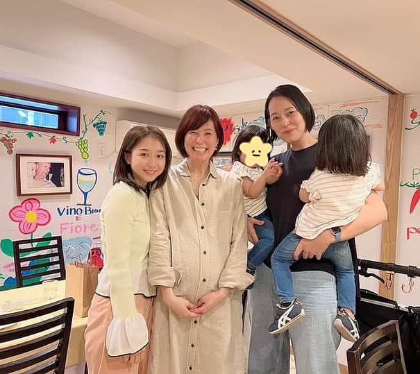 のインスタグラム：「. . 先日の楽しい楽しいランチ会😍💓 お仕事でもプライベートでも お世話になっている方たちと☺️🌸 . もうすぐ1歳となるお子さんのママと もうすぐ出産となるプレママさん🥰 おふたりともお仕事に対して とても真摯に向き合っていて 現場でお会いするといつも わたしも頑張るぞという気持ちに させてもらっていました‼︎ . そんなおふたりとお仕事の話はほぼせず、 育児トークをしているのが ちょっと不思議でしたが 時間が足りないくらいに 話したいことがいっぱいで とても楽しいひとときとなりました☺️ . 今度はお子さんたちも一緒に 集まれたらいいな🥰 とにかく無事に出産が終わることを 心から願っています🍀🍀🍀 . しかしこの写真のわたし たくましいな…🤣🤣🤣 いつまでW抱っこできるかな… トレーニングしないとな…🫠 . .」