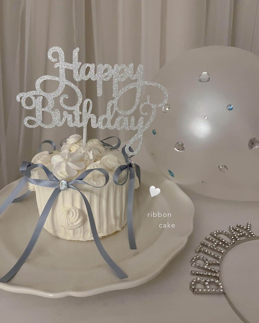 ayaのインスタグラム：「🤍🥂🇦🇷🎂  0427🧷  やりたかったリボンケーキ❕  2段のケーキが良かったけど、 見つけられなかった( т т )  #birthdaycake #誕生日ケーキ #バースデーケーキ #ケーキ #リボンケーキ #ホールケーキ #バルーン」