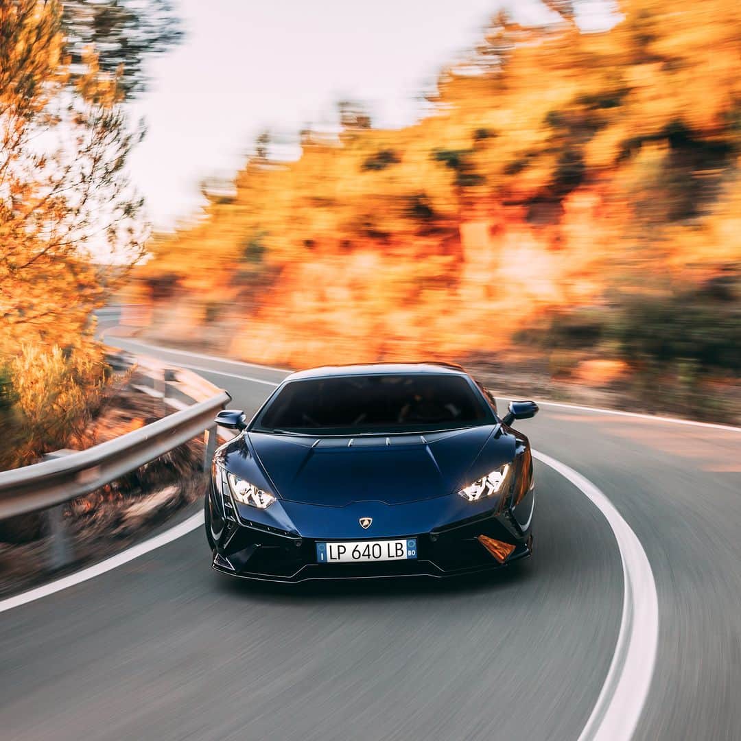 ランボルギーニさんのインスタグラム写真 - (ランボルギーニInstagram)「Combining pure driving experience with your choices. This is one of the many strengths of Huracán Tecnica. With its top speed of 325 km/h, there's no doubt it will take you on an unforgettable ride.   #Lamborghini #HuracanTecnica #TakeAllYourSoulsToDrive __ Huracán Tecnica: fuel consumption combined: 14,5 l/100km (WLTP); CO2-emissions combined: 328 g/km (WLTP)」4月27日 21時00分 - lamborghini