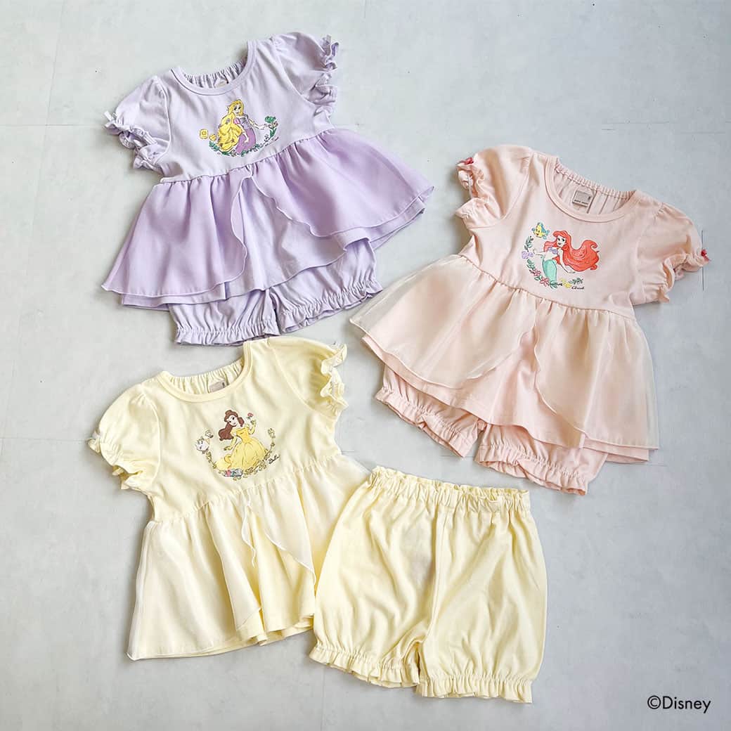 petit mainさんのインスタグラム写真 - (petit mainInstagram)「. 　 ☆Special ITEM☆ 　 お待たせいたしました！ 　 みんなの憧れ、Disneyプリンセスのアイテム発売♡　　　　 全国のプティマイン店舗は、4/27(木)以降順次発売予定、ナルミヤオンラインは入荷次第発売予定です！ 　 人気プリンセスのラプンツェル・アリエル・ベル・シンデレラが、キッズのデイリーウェアに。キラキラプリントやビジュー、立体モチーフや、プリンセス気分になれるふわふわチュールをあしらったプティマインならではのデザインに仕上がりました！ 　 まるでプリンセスのようなデザインのパジャマ！ウェスト部分についた柔らかいチュールが、ふわっと綺麗なシルエットを作り出してくれています。セットのパンツは、ウェストがゴムになっているので優しくフィット。ステキな夢が見れそうですね♡ 　 　 　 　 【Disney】 プリンセスパジャマ 80-130cm 品番：9631319  価格：¥3,190（税込） 　 girl：身長88㎝ / 着用90㎝ 　 　 　 　 〈ご注意〉 ※写真はサンプルたで撮影しています。色・デザインが多少が異なる場合がございます。あらかじめご了承ください。 ※入荷、在庫状況は店舗によって異なる場合がございます。ご利用の店舗・ナルミヤオンラインオンラインまでご確認ください。 @narumiyaonline_official  　 #disney #ディズニー #disneyprincess #ディズニープリンセス #ディズニー好き #ディズニー好きさんと繋がりたい #petitmain #プティマイン #プティキッズ #プティの新作 #むすめふく #むすめコーデ #女の子ママ #女の子コーデ #女の子服 #女の子コーディネート #子どものいる暮らし #子どもと暮らす #子供服 #子供服通販 #可愛い子供服 #赤ちゃんのいる暮らし #子育てグラム #instafashion #instagood #ディズニーランド #ディズニーコーデ #プリンセスが好き」4月27日 21時00分 - petitmain_official