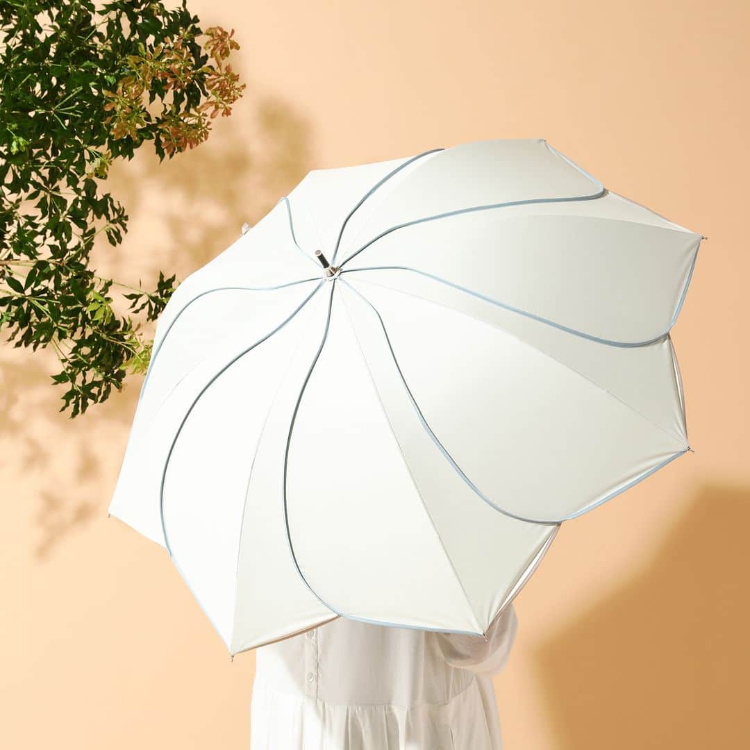 Francfrancさんのインスタグラム写真 - (FrancfrancInstagram)「【NEW!】花びらのようなデザインのパイピング傘に、待望の日傘タイプが登場✨  日差しも雨も、可愛さも譲れないという方におすすめの、ファッショナブルな日傘のご紹介です！  繊細なデザインとパイピングがまるでお花のような日傘🌸  遮光率99.9％だから、日差しはしっかり防ぎたいけれど可愛いデザインにもこだわりたいという方にぴったりです💕  晴雨兼用で使えるので、お出かけ先での急な雨にも安心。  ゴールデンウィークのお出かけにも持って行きたい、ハイセンスな1本です🌂✨  バイカラーパイピング 日傘 50cm（晴雨兼用　¥2,970（税込）  #francfranc #フランフラン #francfrancのある生活 #日傘 #傘 #カサ #長傘 #晴雨兼用 #遮光 #UVケア #紫外線対策 #UVカット #レイングッズ」4月27日 21時00分 - francfranc_official