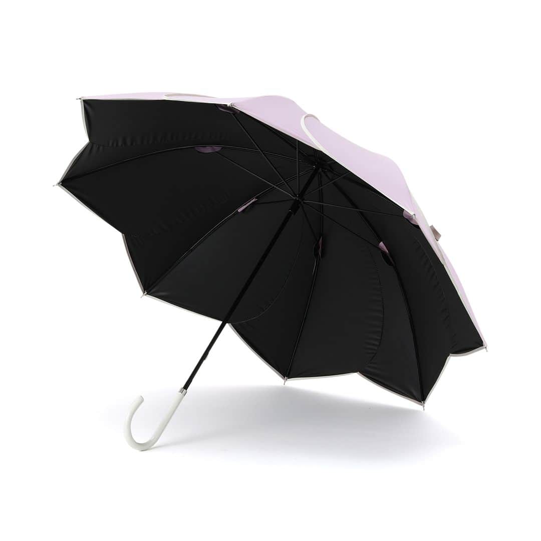 Francfrancさんのインスタグラム写真 - (FrancfrancInstagram)「【NEW!】花びらのようなデザインのパイピング傘に、待望の日傘タイプが登場✨  日差しも雨も、可愛さも譲れないという方におすすめの、ファッショナブルな日傘のご紹介です！  繊細なデザインとパイピングがまるでお花のような日傘🌸  遮光率99.9％だから、日差しはしっかり防ぎたいけれど可愛いデザインにもこだわりたいという方にぴったりです💕  晴雨兼用で使えるので、お出かけ先での急な雨にも安心。  ゴールデンウィークのお出かけにも持って行きたい、ハイセンスな1本です🌂✨  バイカラーパイピング 日傘 50cm（晴雨兼用　¥2,970（税込）  #francfranc #フランフラン #francfrancのある生活 #日傘 #傘 #カサ #長傘 #晴雨兼用 #遮光 #UVケア #紫外線対策 #UVカット #レイングッズ」4月27日 21時00分 - francfranc_official