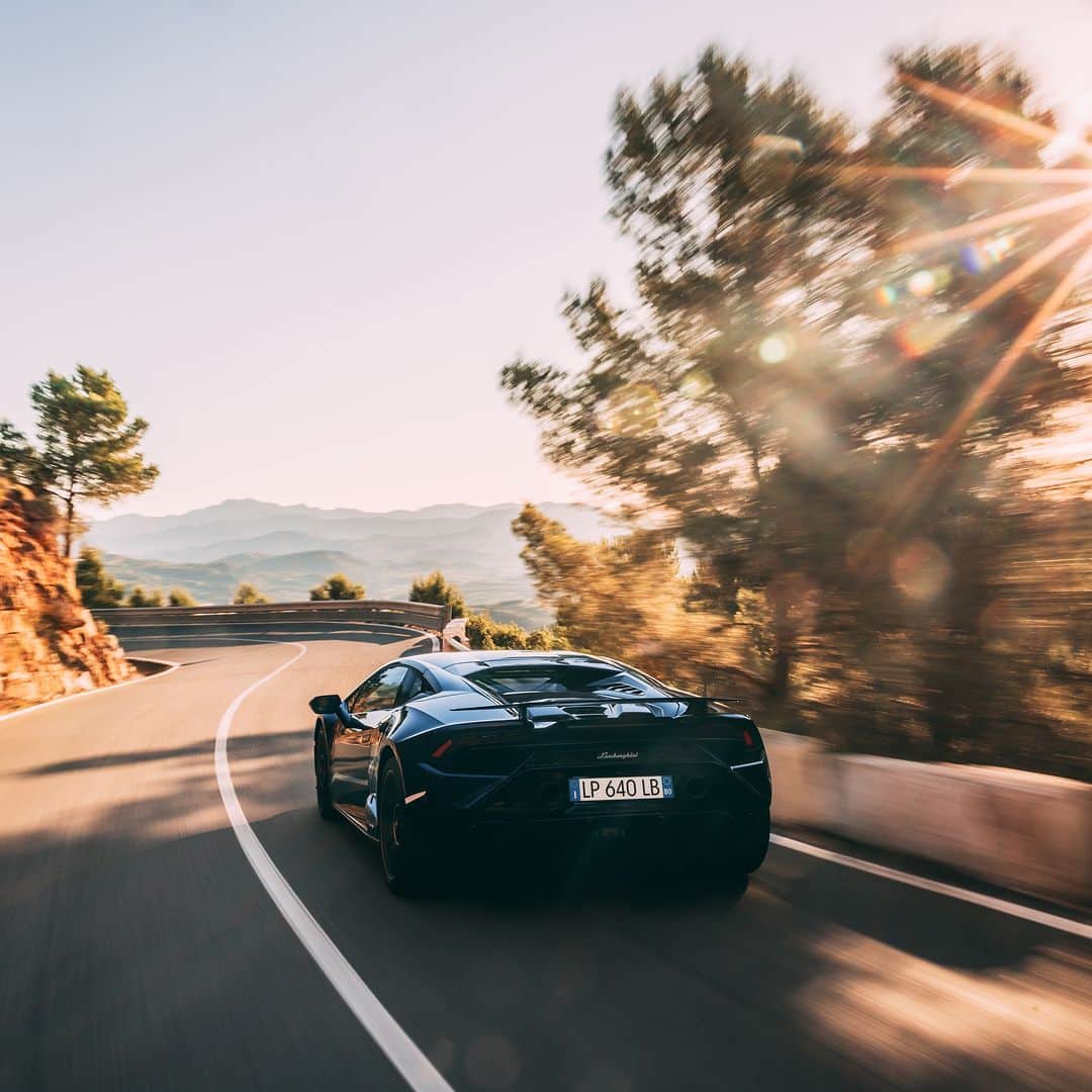 ランボルギーニのインスタグラム：「Combining pure driving experience with your choices. This is one of the many strengths of Huracán Tecnica. With its top speed of 325 km/h, there's no doubt it will take you on an unforgettable ride.   #Lamborghini #HuracanTecnica #TakeAllYourSoulsToDrive __ Huracán Tecnica: fuel consumption combined: 14,5 l/100km (WLTP); CO2-emissions combined: 328 g/km (WLTP)」