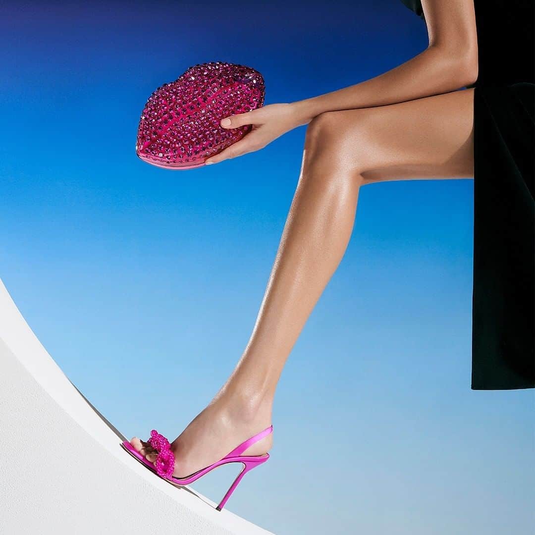 Aquazzuraのインスタグラム：「Match made in heaven: take center stage with the Chain of Love Sandals and Kiss Me Minaudière clutch  #AQUAZZURA #AQUAZZURASandals #AQUAZZURABags」