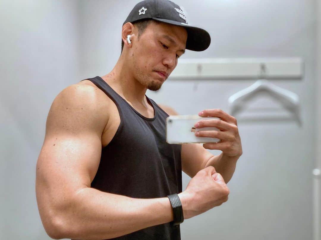 のインスタグラム：「吐きそうなくらいお腹すいたのにねんねのお部屋に連れてこられた私はぎゃびーってかんじです🙃  #小柳心 #コヤナギシン #俳優 #脚本家 #workout #bodymake #training」
