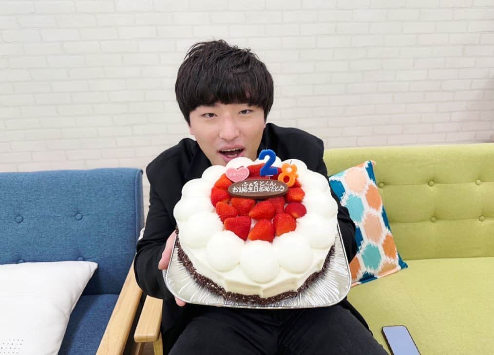 ふぇるとさんのインスタグラム写真 - (ふぇるとInstagram)「28歳の誕生日を迎えました！ いつもありがとうございます！  そしてデカキンさんからサプライズでケーキを頂きました！🎂嬉しい！  はるくんもマネージャーさんも家族も友達もいつも応援して頂いてる皆さんも本当にありがとうございます！周りの方々への感謝を忘れずに過ごしていきます👏」4月27日 20時54分 - felt0505