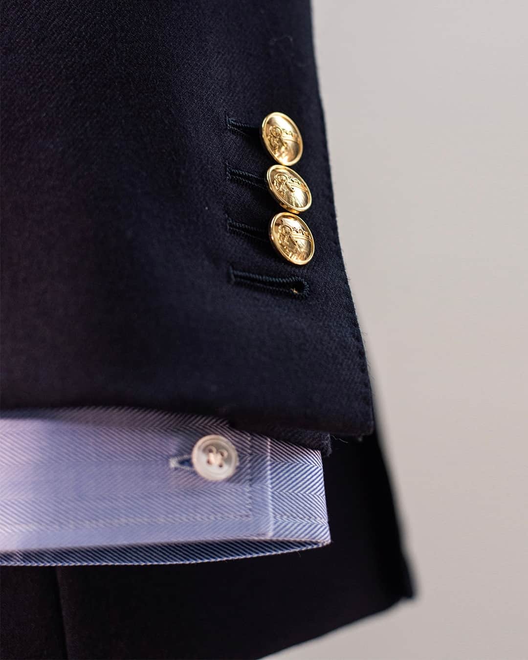 ターンブル&アッサーさんのインスタグラム写真 - (ターンブル&アッサーInstagram)「Our new double-breasted navy blazer features elegant gold buttons. A classic reference to the navy captain's blazers of old. ⁠ ⁠ #TurnbullandAsser」4月27日 20時55分 - turnbull_asser