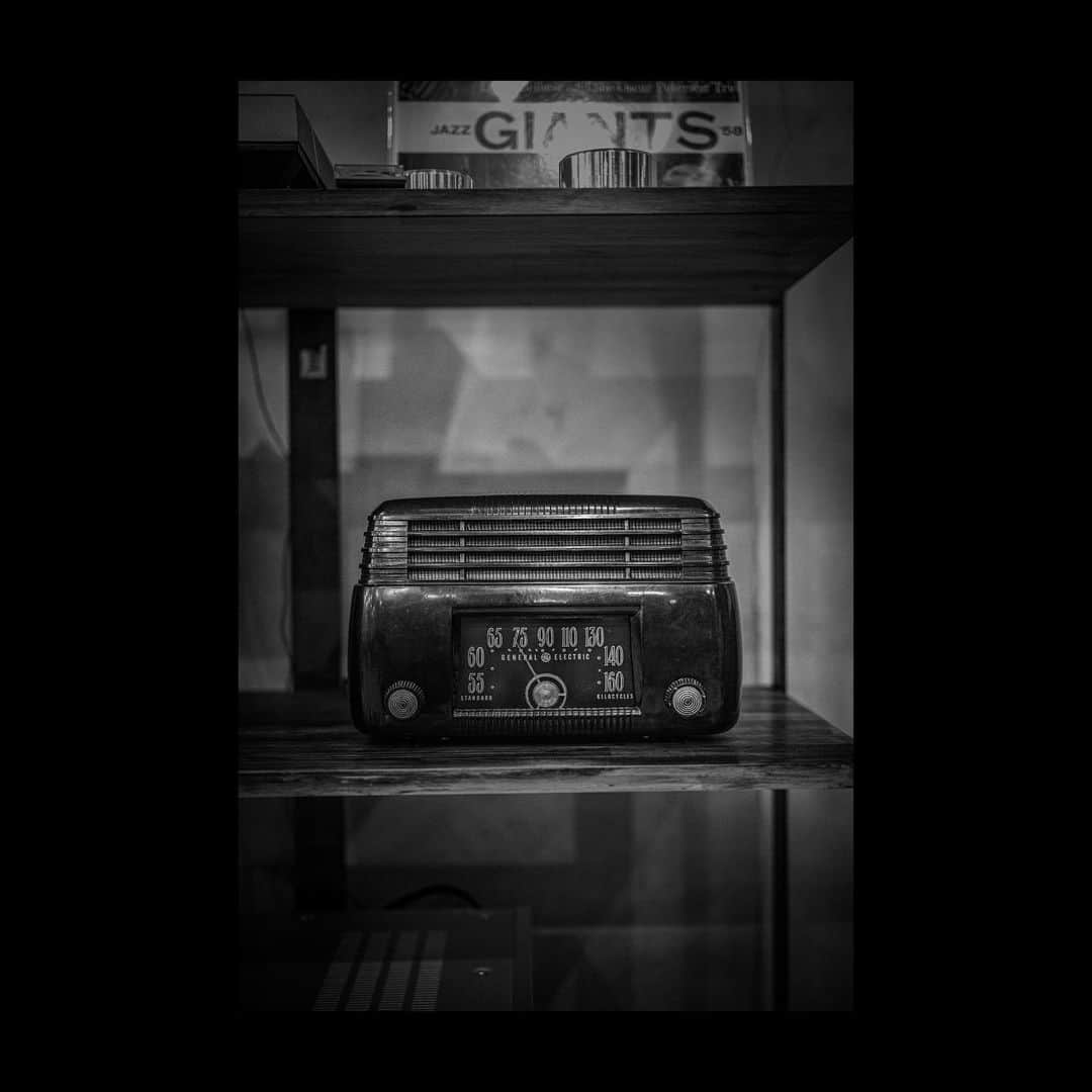 FIVE FOCUS takarada_officialさんのインスタグラム写真 - (FIVE FOCUS takarada_officialInstagram)「vintage tube radio at @starcats_vintage   とても可愛いビンテージの真空管ラジオが @five_focus_inc に仲間入り。  #真空管ラジオ #真空管 #ラジオ #ビンテージ #アンティーク #雑貨 #アメリカ雑貨 #ge #GeneralElectric #音楽 #音 #usa #コレクション #収集癖 #leica #leicam10monochrom #fivefocus #osaka #japan  @mottosatoshi @shimisun @mkyohei @hideoyoshida.hideup @tetsurousakanashi @emilio_ltd @leicapyonce @yuichi_enda @niikawa8880 @okudakent @teppeipizza @new_daisuke_fishing @masayart @chihiro.take @gon.taku08 @kk.sasayama @92kuniyoshi92   ■FIVE FOCUS Inc. @five_focus_inc   ■GLITCH OIL JAPAN @glitch_oil_japan  ■GLITCH OIL EUROPE @glitch_oil_europe」4月27日 20時56分 - takaradayuuya