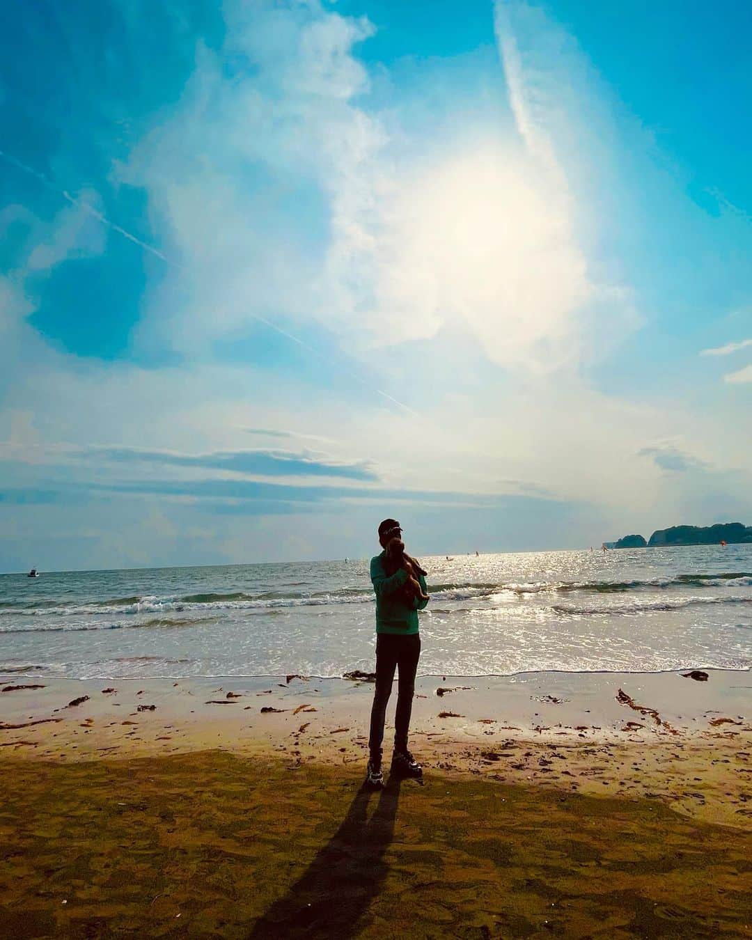 マイケル富岡のインスタグラム：「癒し時間♡ mokoと海sanpo♪ #beautiful #ocean #nature #love #moko #mybaby #mylove #愛犬 #愛犬家 #癒し #癒し時間 #journey #appreciation #shooting #感謝 #マイケル富岡 #タレント #俳優 #撮影 #beach #resort #actor #actorslife #隠れ家 #generalamericanhome」