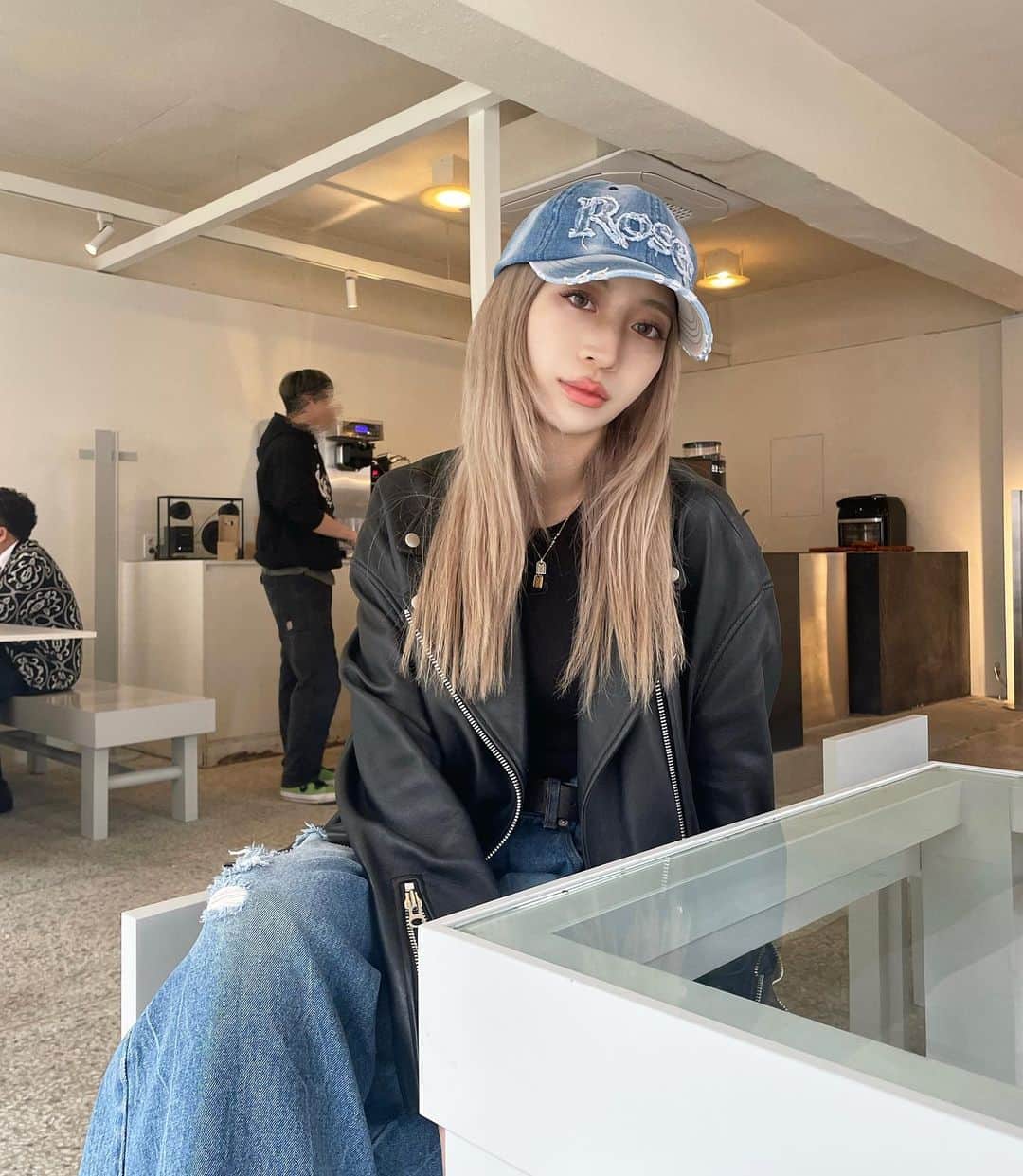 原涼香のインスタグラム：「🩵🖤🩵🖤 黒ごまアイスクロッフル見た目すごいけどちょー美味しいから食べてみてദ്ദി^._.^)!! ㅤㅤㅤㅤㅤㅤㅤㅤㅤㅤㅤㅤㅤ」