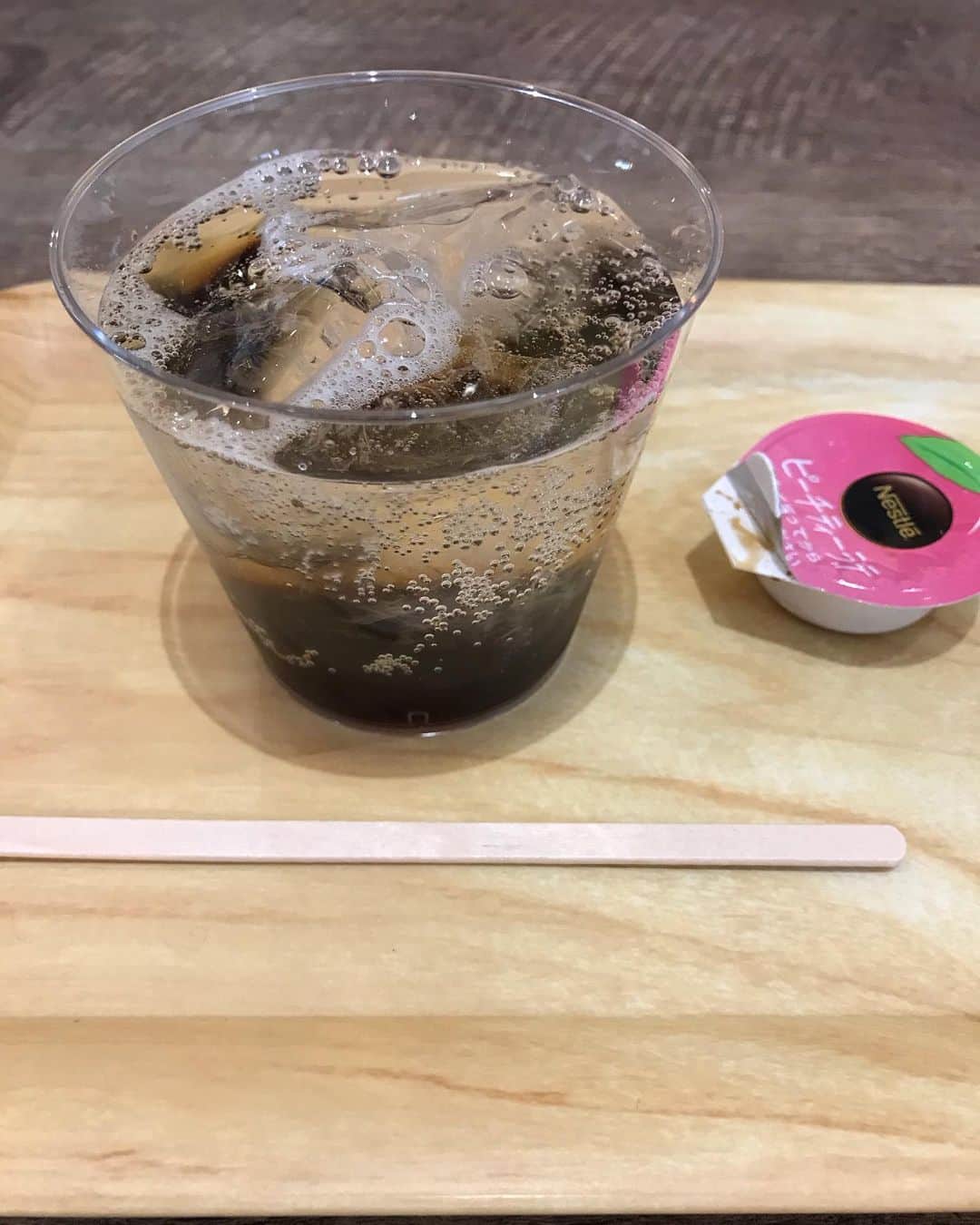 葵さんのインスタグラム写真 - (葵Instagram)「2日間開催されました、 @ccj_official.jp さまのイベント続き✨  ネスレ様より春らしい可愛い飲み物をご紹介いただきました♡ @nescafe_jp  ・手軽にカフェ気分を味わえる、 ネスレ　ポーションピーチティーラテです。  冷たい牛乳でわったり炭酸水でわったりと 楽しみ方はいろいろ♡ 自分好みを味わえるすてきなポーションです。 会場では炭酸水でわりました！！ 爽やかでゴクゴクといけちゃうおいしさでした♪  そしてもう一つ！！ ・ダルゴナストロベリー こちらはスティック状の粉末を牛乳でわるだけで、 ふわふわ泡のとってもおいしい ストロベリーラテが出来上がりです♡  元祖いちごミルクのような、甘酸っぱくて可愛い💕 おいしすぎて、簡単に作れて、息子も大好きな味です😊  暑くなってくると冷たいドリンクが欠かせないのでおうちカフェ楽しもうと思います^ - ^  #ネスカフェ#ピーチティーラテ#CCJ2023#ダルゴナストロベリー#おうちカフェ#コールドドリンク#冷たいドリンク #手軽ドリンク#おすすめポーション#ネスレのポーション」4月27日 21時08分 - dolphin_coconut