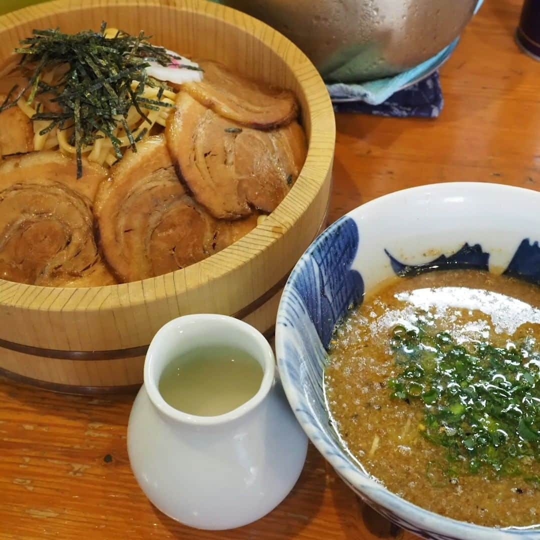 favyのインスタグラム：「まるで銭湯！武蔵新城『湯や軒』のつけ麺  🚃神奈川県川崎市中原区新城5-10-11 アルコーブ1F 🏷 #武蔵新城グルメ 🚶‍♂️武蔵新城駅から徒歩5分  ┈┈┈┈┈┈┈┈┈┈┈┈┈┈┈┈┈┈┈ Instagram: @favy_jp #favyグルメ ／ 美味しいグルメを紹介します！ フォローやいいね♡お願いします ┈┈┈┈┈┈┈┈┈┈┈┈┈┈┈┈┈┈┈ https://www.favy.jp/topics/19893  #favyグルメ #favyグルメ武蔵新城　 #武蔵新城  #武蔵新城グルメ #武蔵新城ランチ #武蔵新城ディナー 　#武蔵新城ラーメン　#武蔵新城つけ麺　 #湯や軒 #麺屋湯や軒 #ゆやけん #湯や軒ラーメン #湯や軒 #ラーメン大好き #つけ麺大好き #大盛りラーメン #大盛りつけ麺  #はちちゃーつけ麺 #豚骨魚介#染谷製麺」