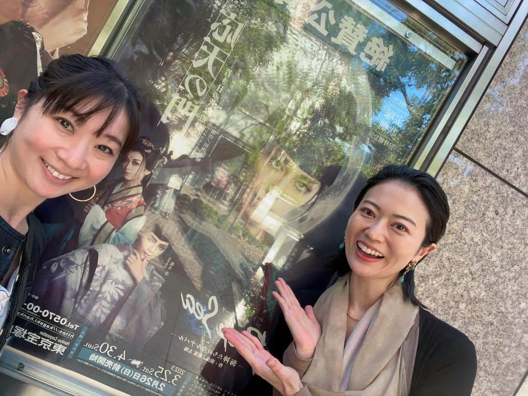 煌月爽矢のインスタグラム：「. . 人ってあまりに胸が一杯になると、まずため息が出るもんなんだ…と今日思いました。 ⁡ ⁡ ⁡ 愛する同期の千海華蘭ちゃんの退団公演、そして同じく愛する同期の鳳月杏ちゃんが二番手を務める、月組今公演。 私は今回この公演の為に帰国したのです。 ⁡ ⁡ からんもちなつも、あまりにも思い出が多過ぎて。 ⁡ ⁡ ⁡ ⁡ 今回卒業を決めたからん。 私が思い出すのはいつだって誰よりも努力してるからんの姿。 どんな大変な時も誰よりも早く稽古場に来て誰よりも遅く帰ってたからん。 前回のグレードギャツビーであの警視庁官役やってた人と思えない！今回のお芝居の可愛い事可愛い事♡お家に1人欲しい…😌✨ まさに老若男女こなせる役者とはからんの事です。 魂の籠った舞台姿と、下級生時代のからんの姿が二重に見てる気がして、もうからんが舞台にいるだけで泣けた。 千秋楽まで毎日楽しく健康に過ごせるよう、からんの幸せをいつもいつも祈ってます。 ⁡ ⁡ そして月組の立派な二番手、ちなつ。 途中花組に組替えになってしまったけど、下級生時代の全てを一緒に過ごしたと言っても過言ではない。 というか、学校時代に玄関掃除でたそと3人いつも一緒で、下級生どころか予科に入学した瞬間から私たちの歴史は始まってるんです♡ ちなつを見てると、私がファン時代に宝塚を見ていた時代のスターさん達を思い出すんですよね。なんというか…『ハッとするほどカッコいい。』 『家で思い出しても鮮明にカッコいい。』笑 私昔ちなつとアンドレとオスカルやった事あるんですって自慢したくなる勢い😂 ちなつの活躍本当に嬉しい😌これからも心から応援してる♡ ⁡ ⁡ ⁡ さてさて、月組ですが… いや、やっぱり月組最高ですよね😂 芝居の深み！！！！！！ 台湾は圧倒的に花組と星組ファンが多いから、皆！月組も観て！！！！！！って思っちゃう。笑（月組出身だから許してね） ⁡ ⁡ れいこちゃんが宝石の様なお目目をしててキラッキラだったなぁ( ⸝⸝⸝⁼̴́◡︎⁼̴̀⸝⸝⸝) そして、研一の頃からずーっとお世話になってるるみこさんも今回ご卒業🥹 るみこさんはいらしただけでその場をパッと明るく出来る方で、『場の空気感はその場の責任者が作るもの』という事を教えて下さった方。 るみこさんとからんは同じお誕生日で、私がいた頃は毎年うちの期とるみこさんで合同誕生日会やってたのです⸜(๑⃙⃘'ᵕ'๑⃙⃘)⸝⋆︎*ほーんと、数え切れない位遊んで頂きました🥺 ショーの最後銀橋でるみこさんとからんが並んでて涙腺崩壊。 ⁡ ⁡ 私の現役中、お手伝いをしてくれていた清華蘭ちゃんも今回卒業を決めました。 例え苦境に立たされても決して文句を言わずめげずに、ただひたすら『宝塚が好き』という誰よりも純粋な気持ちを持ち続けて頑張ってきた彼女が、最後の舞台で沢山見せ場をもらって生き生きと板の上に立つ姿を見て、有終の美の本当の美しさを感じた気がしました。 ⁡ ⁡ 普段国外で私が頑張ろうと思えるのも、全ての始まりはこの宝塚の舞台。 月組というホームグラウンドが築いてくれたもの。 ⁡ ⁡ 胸がいっぱいの日ってお腹も空かないんですねぇ。 今晩はこのまま余韻に浸ろうと思います。  #私の観劇は必ずといって良いほど秀子と一緒😂 #今日もありがとうねおひっさん #観劇行ったOGの人が皆ポスター前で撮ってるイメージあったけど #超反射しちゃって全然上手く撮れなかった😜  あ！最後に！ 芝居のスキンヘッド役の人凄かったーーー😂😂😂 宝塚でスキンヘッドの人初めて見た😂最高！ 劇団☆新感線かと思った！！！！ あぁいう方がいると舞台の深みが増しますねぇ( ⸝⸝⸝⁼̴́◡︎⁼̴̀⸝⸝⸝)」