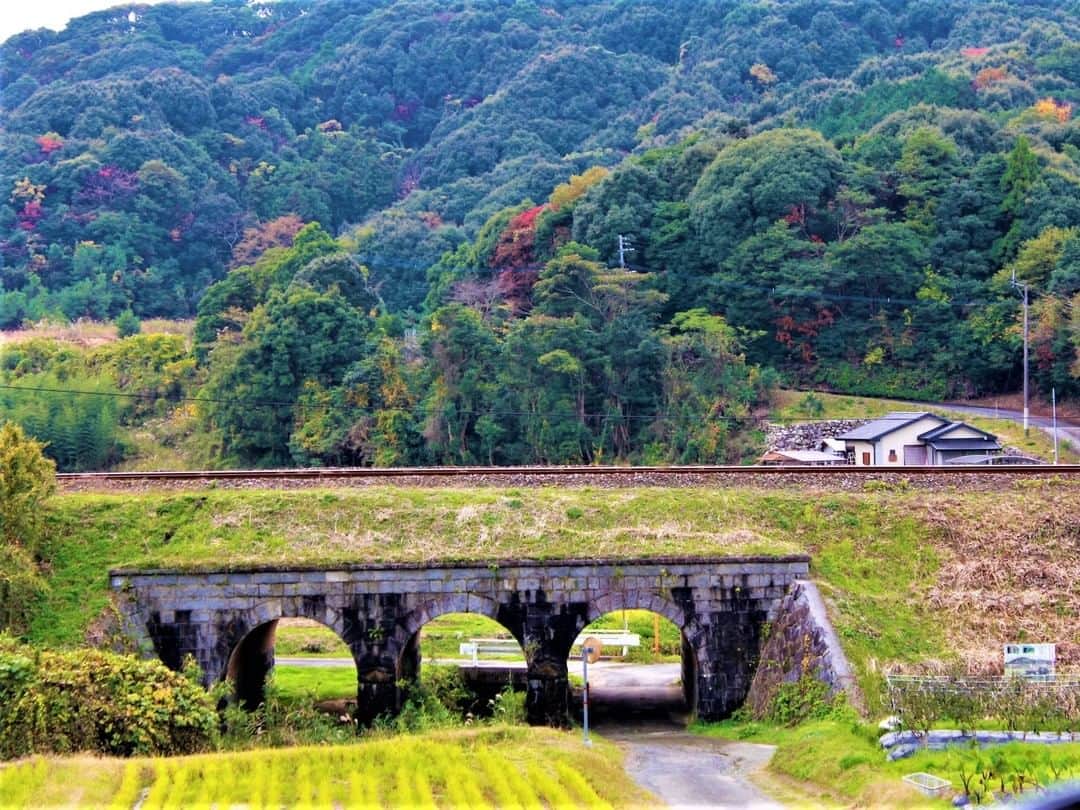 Birthplace of TONKOTSU Ramen "Birthplace of Tonkotsu ramen" Fukuoka, JAPANさんのインスタグラム写真 - (Birthplace of TONKOTSU Ramen "Birthplace of Tonkotsu ramen" Fukuoka, JAPANInstagram)「The Aka Trolley Train Yusubaru Line - Running Only Once a Month!🚃✨ The Aka Trolley Train, in the village of Aka, Tagawa, runs on the Yusubaru Line, which was shut down before ever opening!  The Chikuho District, where Aka is located, used to thrive on coal production, and the Yusubaru Line was built to transport coal shortly after WWII (around 1945). However, as the railway neared completion, the coal industry declined and the Yusubaru Line was never opened.😥  However, it was finally opened as a sightseeing railway in 2003 after more than half a century, owing to the passion and cooperation of locals! Ride the Aka Trolley Train and feel the history of the coal mining days and the great nature of Aka.😊🌳  *The train generally runs on the 2nd Sunday of every month (except winter).  ------------------------- FOLLOW @goodvibes_fukuoka for more ! -------------------------  #fukuoka #fukuokajapan #trainstagram #traintravel #kyushu #kyushutrip #japan #explorejapan #instajapan #visitjapan #japantrip #japantravel #japangram #japanexperience #beautifuljapan #travelgram #tripstagram #travelgraphy #travelphoto #travelpic #tripgram #japanlovers #visitjapanjp #japannature」4月27日 21時01分 - goodvibes_fukuoka