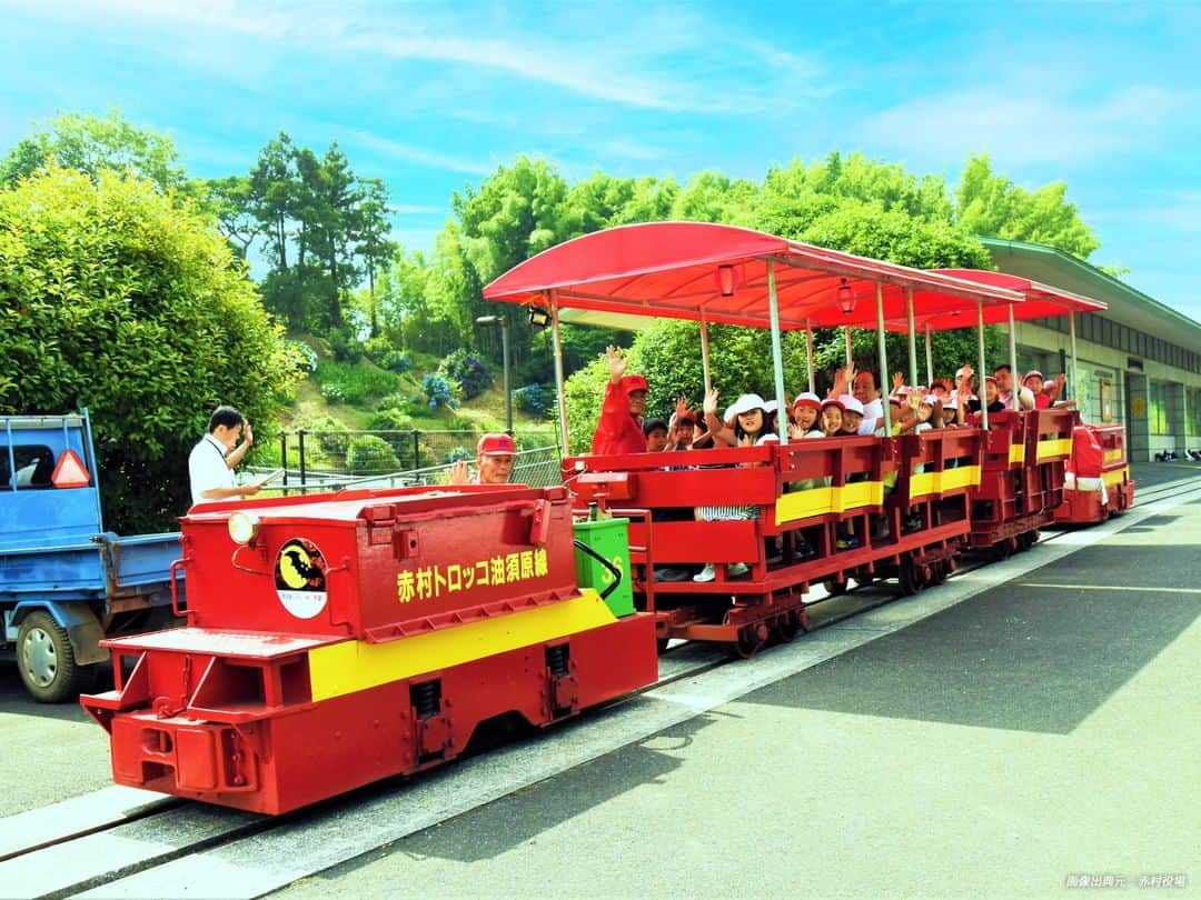 Birthplace of TONKOTSU Ramen "Birthplace of Tonkotsu ramen" Fukuoka, JAPANのインスタグラム：「The Aka Trolley Train Yusubaru Line - Running Only Once a Month!🚃✨ The Aka Trolley Train, in the village of Aka, Tagawa, runs on the Yusubaru Line, which was shut down before ever opening!  The Chikuho District, where Aka is located, used to thrive on coal production, and the Yusubaru Line was built to transport coal shortly after WWII (around 1945). However, as the railway neared completion, the coal industry declined and the Yusubaru Line was never opened.😥  However, it was finally opened as a sightseeing railway in 2003 after more than half a century, owing to the passion and cooperation of locals! Ride the Aka Trolley Train and feel the history of the coal mining days and the great nature of Aka.😊🌳  *The train generally runs on the 2nd Sunday of every month (except winter).  ------------------------- FOLLOW @goodvibes_fukuoka for more ! -------------------------  #fukuoka #fukuokajapan #trainstagram #traintravel #kyushu #kyushutrip #japan #explorejapan #instajapan #visitjapan #japantrip #japantravel #japangram #japanexperience #beautifuljapan #travelgram #tripstagram #travelgraphy #travelphoto #travelpic #tripgram #japanlovers #visitjapanjp #japannature」