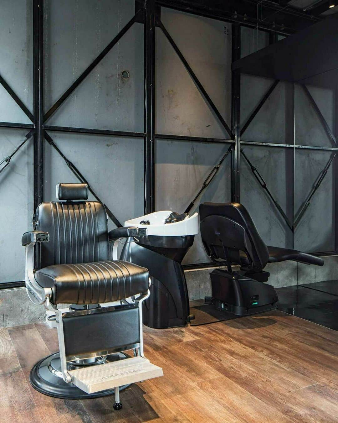 タカラベルモントのサロン施工事例のインスタグラム：「CURRENS OF STYLE MEN'S GROOMING SALON（神奈川県藤沢市） ＜バーバーチェア＞タカラベルモント 225 ＜シャンプー設備＞タカラベルモント YUME ESPOIR @tb.net_yume ＜設計施工＞タカラスペースデザイン株式会社 @tb.net_salondesign  #美容室 #サロンインテリア #美容室設計 #美容室内装 #サロンデザイン #おしゃれな美容室 #takarabelmont #タカラベルモント #takaraspacedesign #タカラスペースデザイン#サロン内装 #メンズチェア #takara_225 #225 #takara_yume #yume_espoir #yume #yumeespoir #CURRENS_OF_STYLE_MEN’S_GROOMING_SALON」