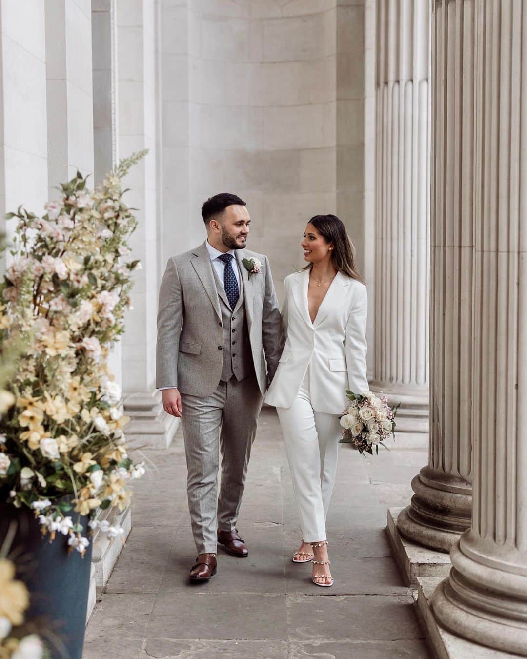 フレンチコネクションのインスタグラム：「Say I do in style 💌 Beautiful bride, @sukhybassi_, wearing our Whisper Single Breasted Blazer paired with matching Tapered Trousers on her special day 🤍🕊️   (📸 captured by @jamiestone_photography).」