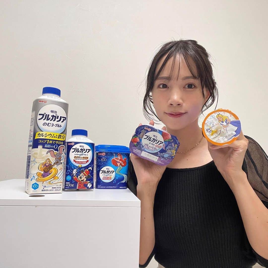 古田ちさこのインスタグラム：「明治ブルガリアヨーグルト50周年を記念してディズニーコラボのパッケージになっているよ🏰♥️  なんと全25品113種類で集めがいあります !  ちっちゃい頃から好きなダンボやアリス、大人になってから友達とハマったアリエルやスティッチ🏝️  好きなキャラクターをついつい集めちゃいます😉 今のところ、私は5種類集めたよ !  みんなも集めてみて〜💫 見つけたらコメントで教えてね⸝⋆  #ブルガリアヨーグルト#ヨーグルト#pr#ディズニー#ディズニー好き#ディズニーコラボ#明治#推しのディズニーパッケージ」