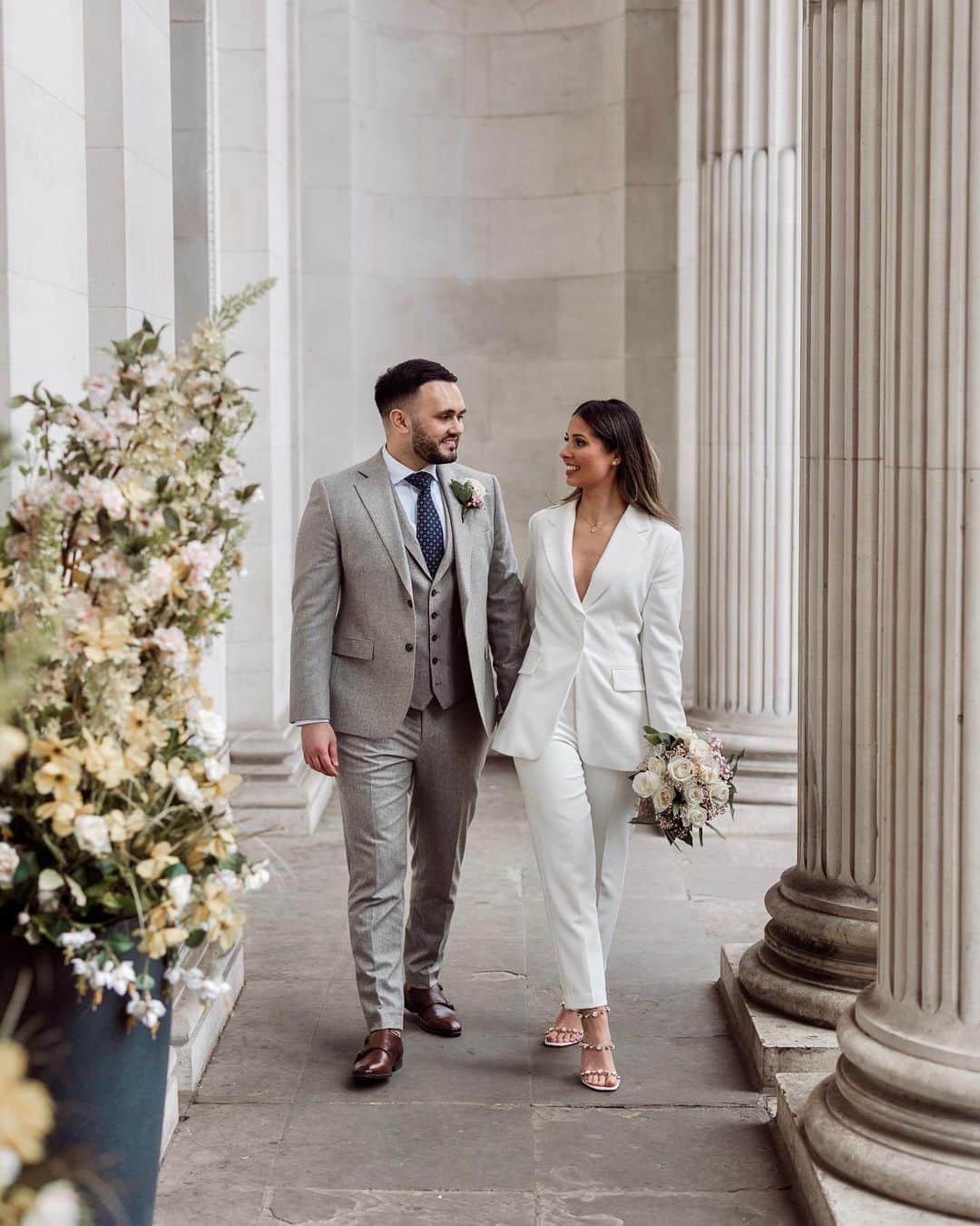 フレンチコネクションさんのインスタグラム写真 - (フレンチコネクションInstagram)「Say I do in style 💌 Beautiful bride, @sukhybassi_, wearing our Whisper Single Breasted Blazer paired with matching Tapered Trousers on her special day 🤍🕊️   (📸 captured by @jamiestone_photography).」4月27日 21時01分 - frenchconnection