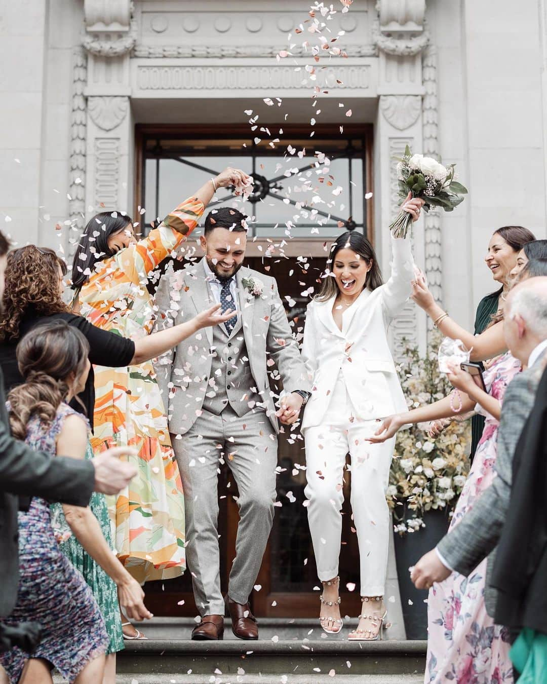 フレンチコネクションさんのインスタグラム写真 - (フレンチコネクションInstagram)「Say I do in style 💌 Beautiful bride, @sukhybassi_, wearing our Whisper Single Breasted Blazer paired with matching Tapered Trousers on her special day 🤍🕊️   (📸 captured by @jamiestone_photography).」4月27日 21時01分 - frenchconnection