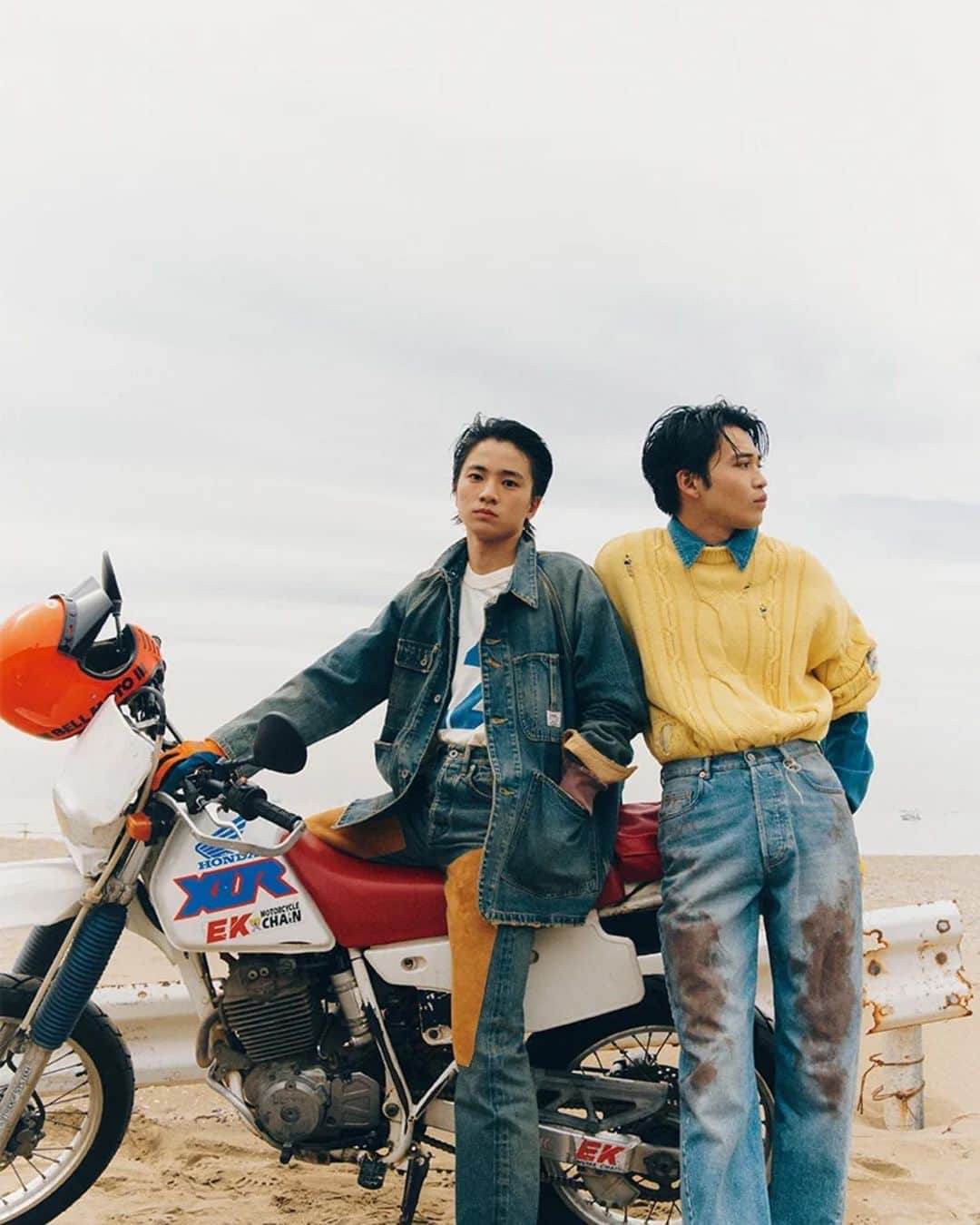 メンズノンノさんのインスタグラム写真 - (メンズノンノInstagram)「【木戸大聖＆中田圭祐】デニムとバイクで、海風に吹かれて。  （右）ダメージデニムをメリハリのある着こなしで  この春、気分のダメージデニムをファッションとして楽しむなら、マリアーノの１本がおすすめ。もも部分の汚しの加工とフェード感のあるカラーリングがマッチしていて、古着では見つからない唯一無二の仕上がりに惹かれる。トップスは優しげのあるイエローニットを合わせて、メリハリをつけよう。ただ、ニットも同じくダメージ加工が施されたものを選ぶことでうまくバランスをとれる。  （左）このヘビーデューティでタフな雰囲気を求めていた  ダイリクのカバーオールとデニムパンツは、バイクと相性がいい武骨な佇まい。今季は映画『大人は判ってくれない』と『卒業』から着想を得ており、反抗する少年の姿をコレクションに落とし込んでいる。パンツのフロントのレザーパッチがアクセントに。  詳細はメンズノンノウェブをチェック！ @mensnonnojp  Photo:Tak Sugita[Y’s C] Hair & Make-up:Katsuyoshi Kojima[TRON] Stylist:So Matsukawa Models:Keisuke Nakata[MEN’S NON-NO model] Taisei Kido  #メンズノンノ #mensnonno #メンズノンノウェブ #mensnonnoweb #メンズノンノモデル #mensnonnomodel  #中田圭祐 #木戸大聖 #デニムコーデ #ダメージデニム #ダイリク #DAIRIKU #マリアーノ #magliano」4月27日 21時01分 - mensnonnojp