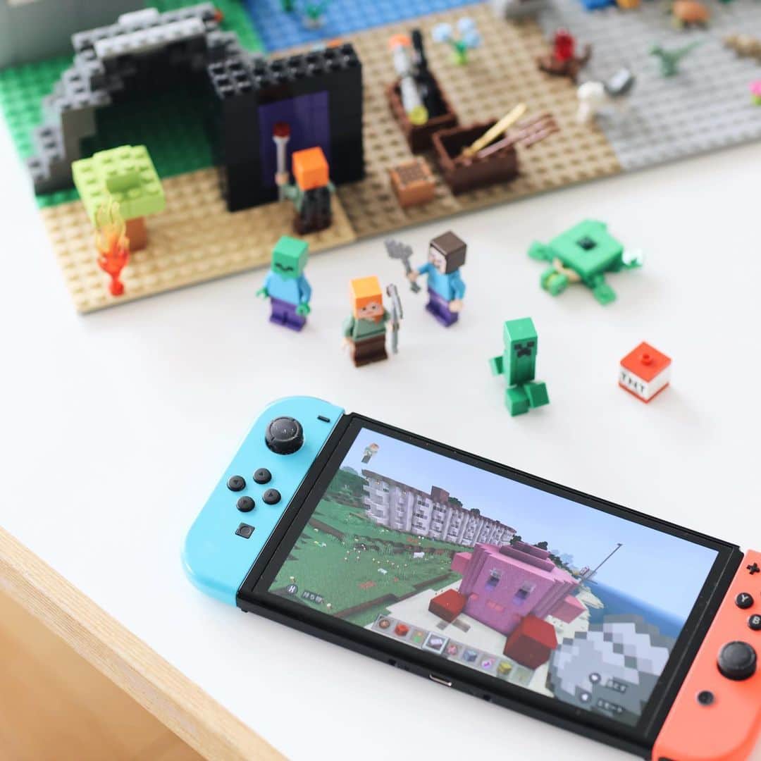 きなこのインスタグラム：「息子のスプラブームが落ち着き、次はマイクラブームがやってきた🎮 YouTubeで研究したり、頭の中で設計図を考えては、クリエイティブモードであれこれ作って楽しんでます👀  私も一緒にやってみるとこれがまた面白くて。自由に自分好みに建設できちゃうのが楽しい♩ 息子はパソコン版もやりたいらしく、サンタさんならパソコンくれるよね！と期待してます…どうしよう😇  Switch、いつも旅行や実家への帰省時にも持って行くのですが、その時に便利なのがコンパクトなSwitchのドック×アダプター✨ 純正のドックとアダプターを持ち運ぶと大きくて大変だけど、これがあればホテルや実家のテレビの画面にSwitchを繋いでみんなでプレイできて楽しい😚」