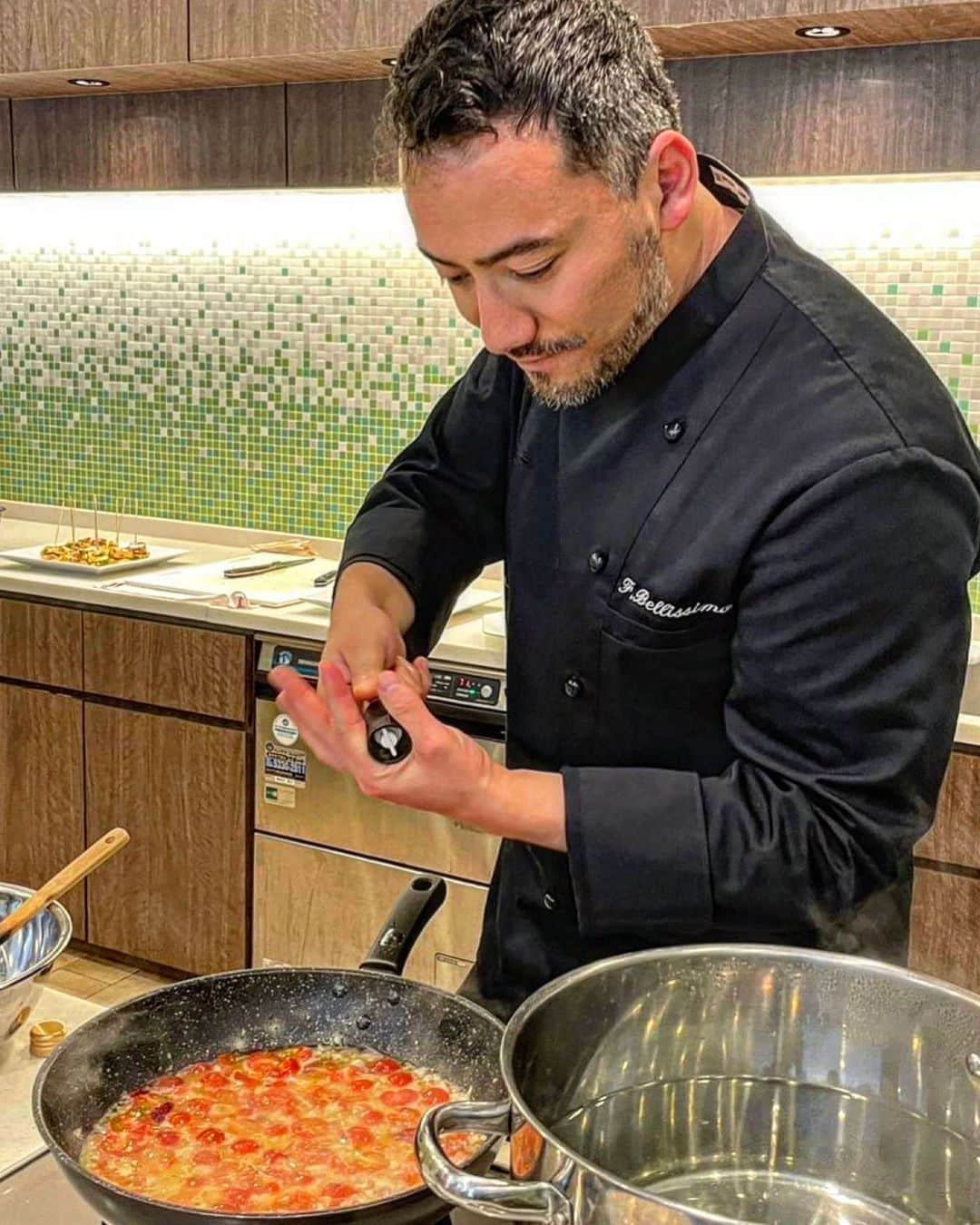 ベリッシモ・フランチェスコさんのインスタグラム写真 - (ベリッシモ・フランチェスコInstagram)「Cooking is Love made visible❤️ 料理は「愛」を目に見えるようにする❣️ Cucinare è Amore reso visibile😘 #ベリッシモ #イタリア料理 #料理研究家 #イタリア料理教室 #イタリア料理研究家 #イタリア料理研究家ベリッシモフランチェスコ #愛 #アモーレ #イタリア人 #イタリアン #イタリア料理人 #イタリア料理家 #ローマ生まれの匠 #イタリア料理の巨匠 #イタリアの種馬 #イタリアの種馬ベリッシモ #chef #tvchef #cheflife #chefmode #chefstyle #italianchef #francescobellissimo #francescobellissimochef #chefromano #masterchef #料理の鉄人 #ハンサムキッチン #イケオジ #イケメン」4月27日 21時05分 - bellissimoyoshi