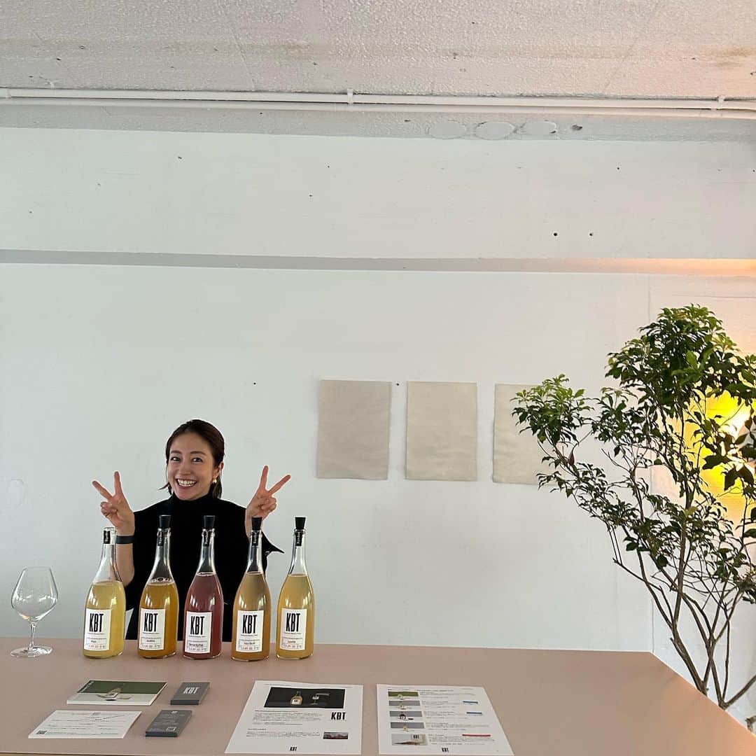 中本千尋さんのインスタグラム写真 - (中本千尋Instagram)「D i s h ( e s ) s p i c e . . 今回の大阪出張は、試飲会の一部をお借りして、スパイスの試食会を。 . 北海道　余市仁木町で、ワイン醸造を営む　@hiroakinta_wine_maker 、 私も大好きなコンブチャ　@kbtkombucha  の試飲会で、 大阪のナチュラルワイン業界の熱いお店ばかり集まると聞いていたのでドキドキでしたが。 バリバリなポテトフライにスパイスを絡ませてお試しいただきました^_^ . 料理人の皆様に食べていただけて嬉しいな。 . 飲食店様用の1kgのご用意もあるので、 ぜひご相談くださいね。 . . そして　@su_ilsoffione にて、5/10より全種類のスパイスとチャイをご購入いただけます😆 . ぜひワインと共にチェケラーしてね!」4月27日 21時06分 - chihiro_nakamoto