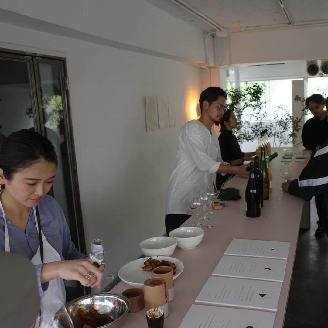 中本千尋さんのインスタグラム写真 - (中本千尋Instagram)「D i s h ( e s ) s p i c e . . 今回の大阪出張は、試飲会の一部をお借りして、スパイスの試食会を。 . 北海道　余市仁木町で、ワイン醸造を営む　@hiroakinta_wine_maker 、 私も大好きなコンブチャ　@kbtkombucha  の試飲会で、 大阪のナチュラルワイン業界の熱いお店ばかり集まると聞いていたのでドキドキでしたが。 バリバリなポテトフライにスパイスを絡ませてお試しいただきました^_^ . 料理人の皆様に食べていただけて嬉しいな。 . 飲食店様用の1kgのご用意もあるので、 ぜひご相談くださいね。 . . そして　@su_ilsoffione にて、5/10より全種類のスパイスとチャイをご購入いただけます😆 . ぜひワインと共にチェケラーしてね!」4月27日 21時06分 - chihiro_nakamoto