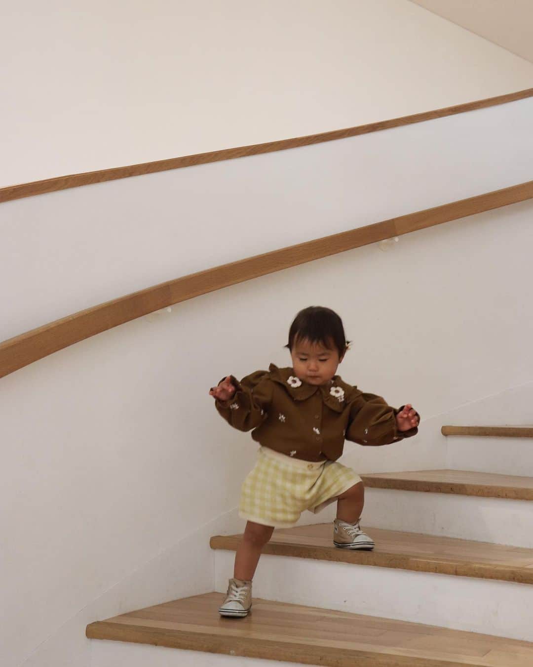 AYAさんのインスタグラム写真 - (AYAInstagram)「_ めっちゃ足広げて登るん可愛いすぎる 降りる時は慎重。(たまにだっこ)  #階段ラブ　#公園より階段　#階段見つけたらすぐ行く  #詩珠diary」4月27日 21時06分 - a.y.hana_12o6