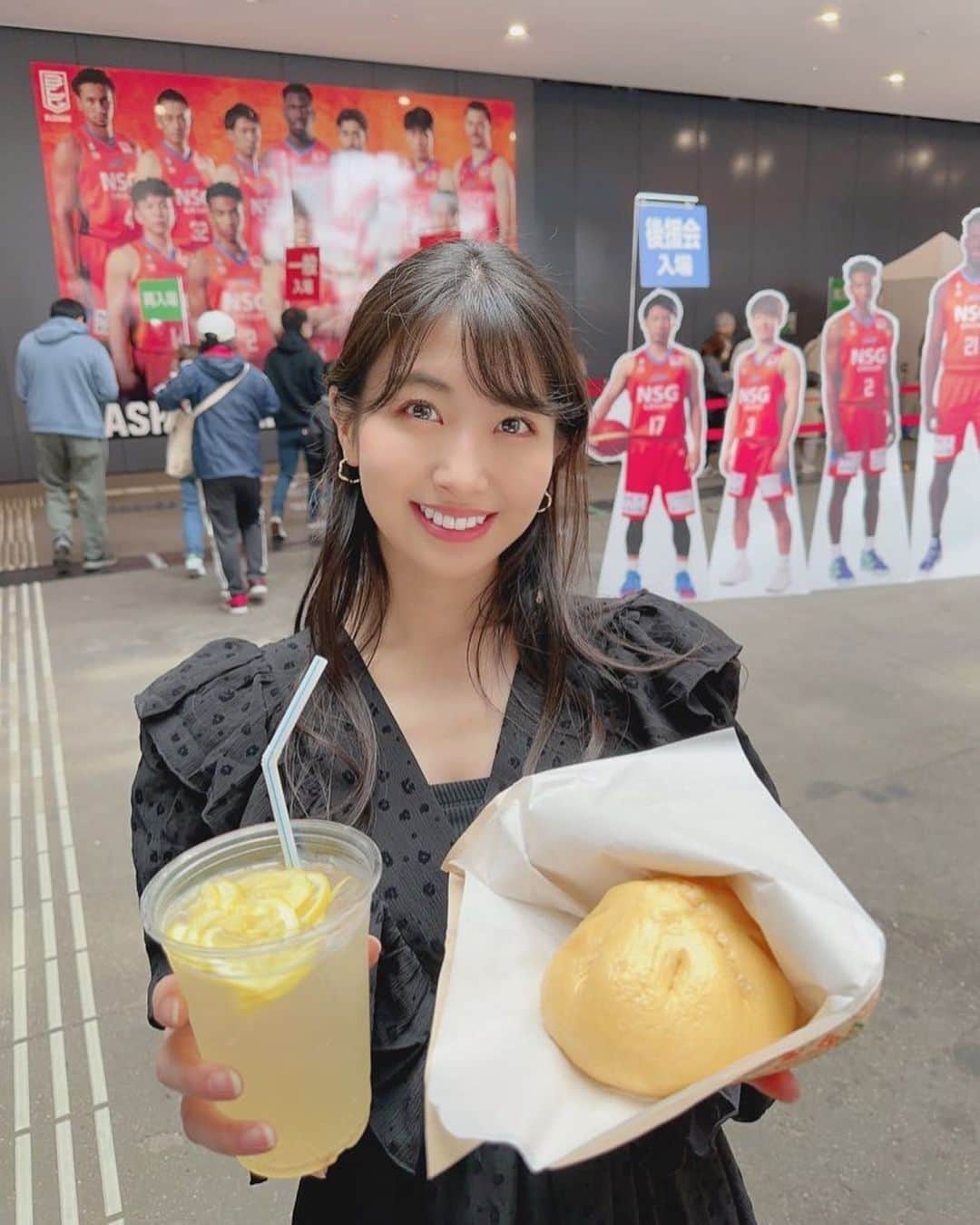 関根ささらさんのインスタグラム写真 - (関根ささらInstagram)「#新潟アルビレックスBB 🆚 #川崎ブレイブサンダース 第32節Game2⛹️‍♂️🧡  新潟バスケ観戦記 Part2🔥🔥 . . . . 中地区優勝を決めた川崎を迎え討つ、残留のために絶対に負けられない戦いが続く新潟🔥  選手たちの気合いが会場にいるファンブースターの皆さんに伝わり、新潟も川崎もものすごい熱量での応援合戦でした、、！📣👏🏻🔥  前半は両者共に得点力高くシーソーゲームを続けるも、川崎の強度の高いプレッシャーDFに新潟のミスが続き大量リードを許してしまい、、川崎の勢いそのまま試合は終了…！  苦しい敗戦とはなりましたが、同地区1位のチームにこれだけ戦えたことにHCも含め手応えを感じているように思えました🔥  その結果、次節も横浜相手に好ゲームを繰り広げ、その翌節は富山に2連勝❗️❗️❗️絶対に残留するんだ！！！と気合と気迫を感じるこの2週間の試合でした🏀🔥 . . . . レギュラーシーズンも残り4試合。  とにかく怪我なく、各チーム悔いの残らない結果となりますように、、、(自動降格って残酷だなあああああ😭😭) . . . . 今回ももちろんアリーナグルメを堪能したよ♡  長岡ポークの醤油ラーメン🍜(もつトッピング) アルビカラーの生姜醤油豚まん🧡 レモンスカッシュ🍋  (バスケットLIVEに映ってたときに黙々と食べていたのはこれです、、)  ロシアンさんが食べてた越後の極旨豚まんも出汁がきいててめちゃくちゃ美味しかった、、！🥹✨  ネギもつはクラブの広報さんにおすすめを聞いたら教えていただいたので食べました♡また食べに行きたい、、、！ . . . . バスケを見るだけじゃなくて、試合前の #腹ごしらえ から全力で楽しみたい派の私です🙋🏻‍♀️ . . . . #Bリーグ #バスケ観戦 #試合観戦 #スポーツ観戦 #新潟 #新潟グルメ #新潟カフェ #新潟観光 #長岡 #長岡グルメ #長岡ランチ #長岡ラーメン #ラーメン #豚まん #bleague #バスケ女子 #食べスタグラム #foodstagram #foodie #foodphotography」4月27日 21時06分 - sasarasekine