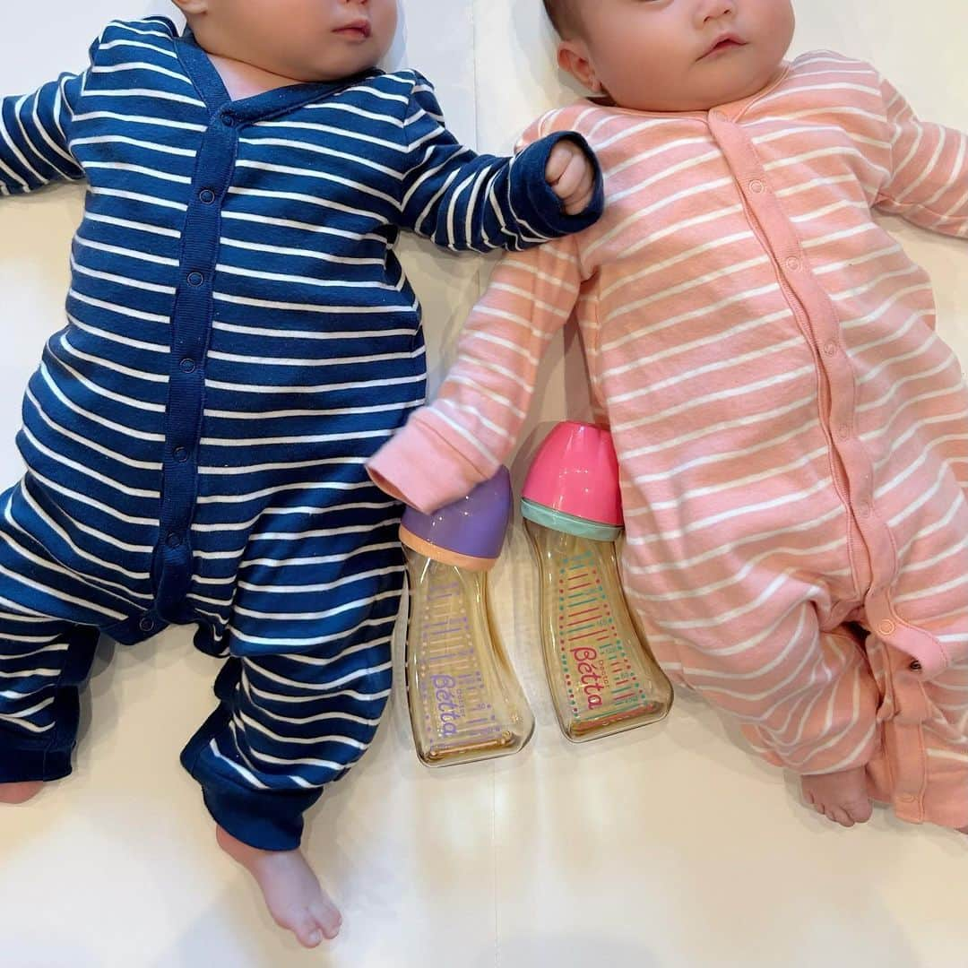 篠原菜月さんのインスタグラム写真 - (篠原菜月Instagram)「2ヶ月になりぷくぷくしてきた双子👶👶 最近個性が出てきて面白い♡ ⁡ 双子育児にかかせない哺乳瓶🍼  @betta_official の哺乳瓶をお試しさせていただきました！ ⁡ 赤ちゃんが飲みやすいように独特のカーブが特徴的✨ 耳管へミルクの流れ込みを防いでくれるので耳にも安心というのが嬉しい。 カラフルなデザインもかわいくて💛 ⁡ 耐熱で食洗機で洗えるのも助かります…！ ⁡ ⁡ ⁡#ベッタ#betta#哺乳瓶#双子育児#双子育児グッズ#出産準備#男女双子#双子ママ#双子コーデ#双子のいる生活#twins」4月27日 21時06分 - natsukishinohara