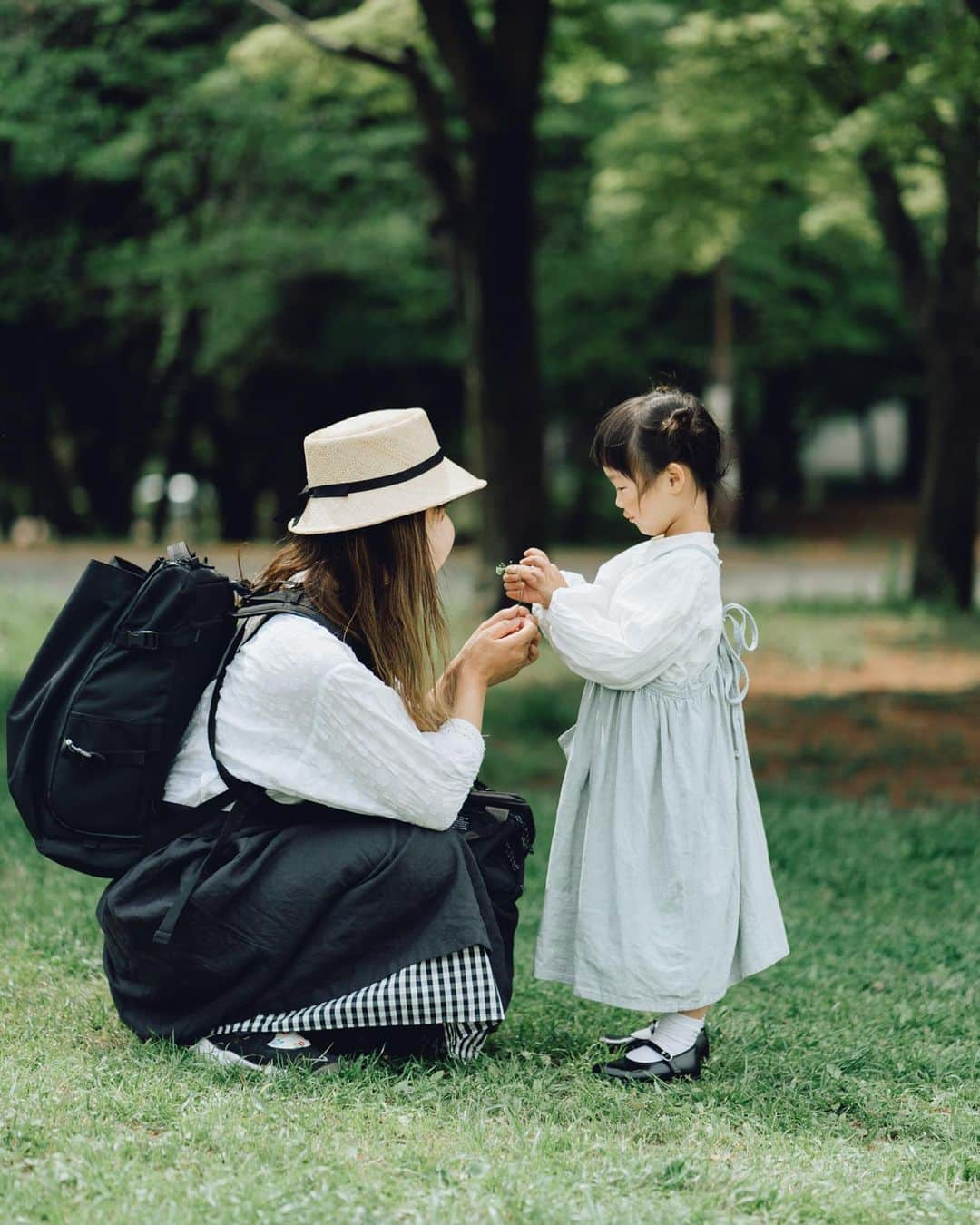 荒眞人さんのインスタグラム写真 - (荒眞人Instagram)「One day #あの日の心を映して   ある日のピクニックの写真。 たまには プライベートの写真も あげてみる。  友人との撮影は気ままに そっと撮れるので 僕が好きなタイミングで 撮れるのがやはりいい。  そして子供の熱量というのは 本当にすごい。 僕もその熱量を捉えられるように お子様を撮る時は そっと撮りつつ、心の中は 元気な様子を撮るために エネルギーに満ち満ちてる。  撮影のご依頼はDMにて お受けいたします。  ウェディングのご依頼は @arca.wedding   へお願いいたします。  私のオリジナルプリセットは @curbonjp のHP もしくはプロフィールの リンクから ご購入可能です。  ＝＝＝＝＝＝＝  New Lightroom preset release!!  Also, from this time Overseas sales are now possible!  Therefore, living abroad will be available for purchase.  You can buy it from the link in my profile. @arca_0105」4月27日 21時16分 - arca_0105