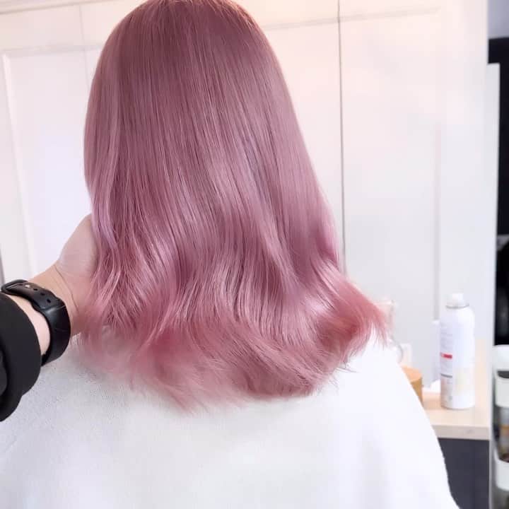 のインスタグラム：「✨ダメージレスブリーチ✨ ⁡ ⁡ 🎨カラーが不安な方必見🎨 自分史上最高のヘアスタイルとサラツヤヘア😍 ⁡ 是非お気に入りなスタイルはいいね👍保存お願い致します♪良ければフォローもお願い致します😍 ⁡ 最高の髪質改善トリートメント出来ました\(//∇//)\ 顧客のお客様から新規のお客様まで初回は¥10000となっております◎ 是非体感してください\(//∇//)\ ⁡ ※僕が載せてるオリジナルダメージレスブリーチは僕にしかできません！！ ⁡ ⁡ 独自の方法と薬剤を使用している特殊技術です。 いいなぁと思ったらいいね押してくれると喜びます😆⭕️ ⁡ 来店されるときは 髪型を @yuki__sakashitaのラインナップから好きなスタイルを保存して見せてくださいね😍 ⁡ あとは、髪の状態や似合わせであなたに似合う髪型、カラーをご提案させていただきます。 ⁡ 🉐新規クーポン🉐 カット＋ダブルカラー+トリートメント　¥16800- カット＋ケアカラー＋髪質改善　¥18500- 髪質改善　　　　　　　　　　　¥10000- ⁡ ⁡ 🐥良くある質問🐥 Q.カラーのもちは？ A.デザインカラー(ハイライト、バレイヤージュetc)は2〜3ヶ月 ブリーチカラー(全頭ブリーチ、インナーカラー)1〜2ヶ月 Q.オリジナルダメージレスブリーチとはなんですか？ A.僕にしかできないトリートメントとブリーチを配合➕前処理トリートメント、アフタートリートメント髪のダメージレベルを見極めて調合します。 Q.どんな髪質でも大丈夫ですか？ すでに過度のダメージがあったり、黒染め履歴がある場合は希望のカラーにするためのプロセスが異なる場合があります。 その場合でも最善の提案をさせていただきます。 Q.髪質改善はどんな髪でも出来ますか？ ブリーチしてる方からしてない方まで幅広く対応できます！ 軟毛〜普通毛　一回で感動レベル🥺 硬毛、癖毛　1〜2回で完璧に仕上げます！ Q.髪質改善のもちは？ 1ヶ月以上です✨ もちろん繰り返すほど定着しやすくなりもっとモチも良くなります^ ^ ⁡ 👑カラースペシャリスト👑 ✂️ダメージ90%OFFのブリーチができる ✂️豊富な経験で失敗しないカラーができる ✂️年間1000人以上担当している実績 ⁡ 🔱カラーの失敗が心配な人でも大丈夫🔱 僕のオリジナルダメージレスブリーチは他店ではマネ出来ないやり方です。✨ カラーなら僕にお任せください💗 今までのブリーチに比べて圧倒的にダメージレス、ツヤツヤカラーを楽しめます。 豊富な経験によるカラー知識であなたの なりたいカラー叶えます✨ ⁡ ✂️痛みたくない ✂️可愛いカラーになりたい ✂️デザインカラーを楽しみたい ✂️手触り良くしたい ✂️透明感が欲しい ✂️赤みオレンジ味を無くしたい カラーが不安な方は一度カラー美容師阪下までご相談ください😆 ⁡ 👑丁寧なマンツーマン接客👑 お客様を1人1人幸せにしたいという想いから 1人1人マンツーマンで接客させていただいてます😄一緒にステキな髪型作りましょう ⁡ 丁寧な接客と技術でお客様に少しでも素敵な 時間を過ごして頂けると嬉しいです。 ⁡ このインスタをみて好感を持ってもらい僕に髪の毛を任せてもらえるようでしたらお客様に喜んで頂けるよう全力で綺麗にさせていただきます✨ ⁡ ご予約ご相談は 🕴トップのURLまたはDM 担当:阪下裕紀 ⁡ 住所 東京都渋谷区神宮前4-26-2守谷ビル2F アクセス ⁡ 千代田線 明治神宮前駅 徒歩5分 副都心線 明治神宮前駅 徒歩5分 JR原宿駅　徒歩7分 東京メトロ　表参道駅　徒歩7分 ⁡ ⁡」