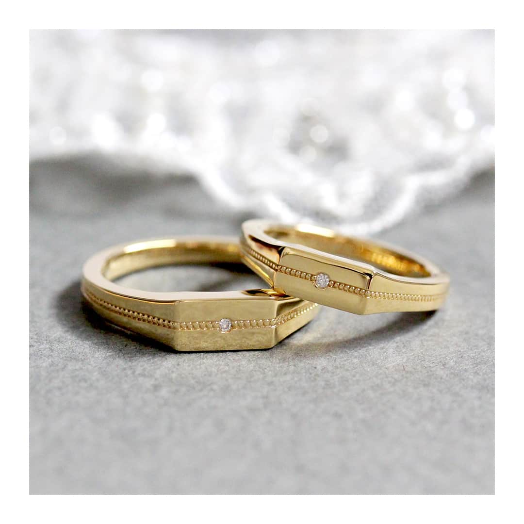 ith / イズ オーダメイド結婚指輪さんのインスタグラム写真 - (ith / イズ オーダメイド結婚指輪Instagram)「元々シルバーの指輪を着けていたお二人にとって、イエローゴールドが特別な結婚指輪の色になりました。  印台リングをモチーフにしたデザインに、ミル打ちを加えたオリジナルデザインも素敵ですね。  素敵な夫婦の証をかたちになりましたね。  ▽ 指輪について 結婚指輪(男性)：カンパーナ K18YG：166,000円〜  結婚指輪(女性)：カンパーナ K18YG：186,000円〜  ***** ith公式アカウント情報 *****  【WEB🔗】 @ith_marriage TOPへ 　☞ プロフィールURLをタップ  【ハッシュタグ🕊】 #イズマリッジ  *********************************  【 #鍛造リング 🔨】 #シャンパンゴールド も選べる 職人の手で鍛え上げた高密度のお仕立て  【 #ライフスタイルジュエリー 】 さりげなく毎日を彩るジュエリー ith ECストア ☞  @ith_jewelry   #結婚指輪 #マリッジリング  #名古屋花嫁 #イエローゴールド #カスタマイズ #オーダーメイド #オーダーメイドリング  #結婚指輪探し #結婚指輪選び #結婚指輪オーダー #手仕事 #指輪選び #指輪探し #婚約 #プレ花嫁 #プロポーズ #結婚準備 #プレ花嫁 #花嫁準備 #ゴールドリング  #ダイヤモンド #2023夏婚 #2023秋婚 #2023冬婚  #2024春婚 #印台リング  お問い合わせコード：20397」4月27日 21時10分 - ith_marriage