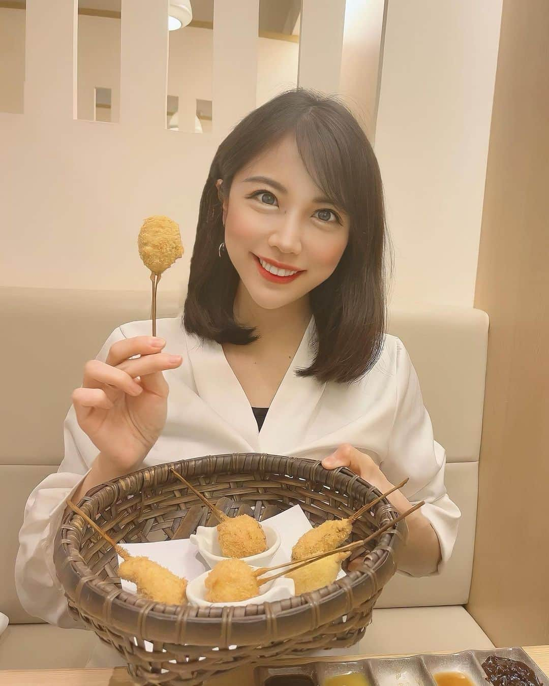 吉田早織のインスタグラム：「ルミネの中に入ってる串揚げ屋さん 串亭　ルミネ池袋に行ってきました🙌  串揚げランチコース　3,500円 ご招待いただきました😍😍  串の他に前菜、ちりめんご飯、デザート等がついてきた！  おまかせ串8本は ・黒毛和牛サーロイン ・天使の海老🦐 ・鮭いくら ・トリュフのめざめ ・さわら　醤油麹 ・半熟うずらベーコン ・牛メンチカツ ・子持ちこんにゃく  衣はサクサクでどれも具材のクオリティが高かった 4種類のタレと、合うものに合わせて食べられるのが嬉しい☺️✨  サーロインと鮭いくらが特にお気に入りだった❤️  店内はすごく高級感があって、カウンターはもちろん、ボックス席や半個室もあります✨  ランチは串揚げ御膳1,200円〜あってお手頃👏👏  -------------------------------------   【串亭 ルミネ池袋】  オススメシーン：接待、会食、宴会 単価：lunch 1,200円〜　dinner 5,000円〜 コスパ：★★★★ 味：★★★★ 雰囲気：★★★★ 接客：★★★★  東京都豊島区西池袋1-11-1 ルミネ池袋店 8F  -------------------------------------   #PR#串亭 #ルミネ池袋 #池袋ディナー#池袋ランチ#池袋ワイン#池袋串揚げ#串カツ #串揚げ #グルメ　#グルメ好きな人と繋がりたい #グルメスタグラム #グルメ女子#お酒好きな人と繋がりたい#銀座飲み#銀座#銀座#銀座グルメ#飲み放題#東京#東京グルメ#銀座インズ #follow#followme#インフルエンサー#followforfollowback#いいね返し#likeforlikes #like4likes #follow4followback」