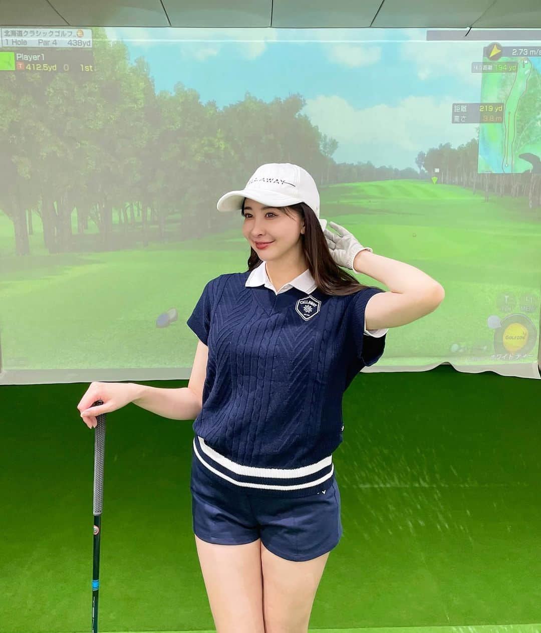 関綾乃のインスタグラム：「Lounge Rangeでシュミレーションゴルフしてきました🏌️‍♀️💛 室内ゴルフ大好き😘 ・ ・ ・ 天気、風にも左右されずに出来るし、本番と遜色無くプレイできるのが魅力🤭✨ ・ ・ ・ 気合い入れてゴルフウェア着て遊びに行ってきたよ😎💕 全身キャロウェイ🫰 ・ ・ ・ スコアは良くなかったけど、行きたい北海道クラシックでプレイ出来たし楽しかったなぁ🏌️‍♀️ また行きたいです🫶 ・ ・ ・ #lovecallaway#ラブキャロウェイ#キャロウェイ#キャロウェイアパレル#callawayapparel #キャロウェイアパレル #callaway #キャロウェイ女子  #ゴルフ女子 #ゴルフ女子コーデ #ゴルフ好き #ゴルフウェア #ゴルフスイング #女子ゴルフ #ゴルフ動画 #ゴルフスイング動画 #ゴルフばか #ゴルフ初心者 #ゴルフ #ベストスコア更新 #90切りたい #100切り達成 #vg_fashion #golfhackgirl #reginagolf  #golf_picks #ハッピースイング #벤제프#女子ゴルフスイング#女子ゴルフスイング動画#ドライバーショット」