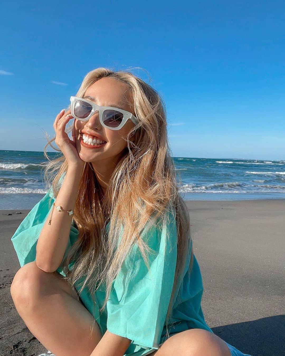 ユミ さんのインスタグラム写真 - (ユミ Instagram)「Beach day🩵💚🫧☀  wearing 👗 @anapmimpi_official  🕶 @blackflys_japan   love♡  sea × turquoise mint🌊🌼✌🏽  #naturephotography  #naturelover #ocean#sea #beach #海様とリンクコーデ」4月27日 21時14分 - yuminchu1029