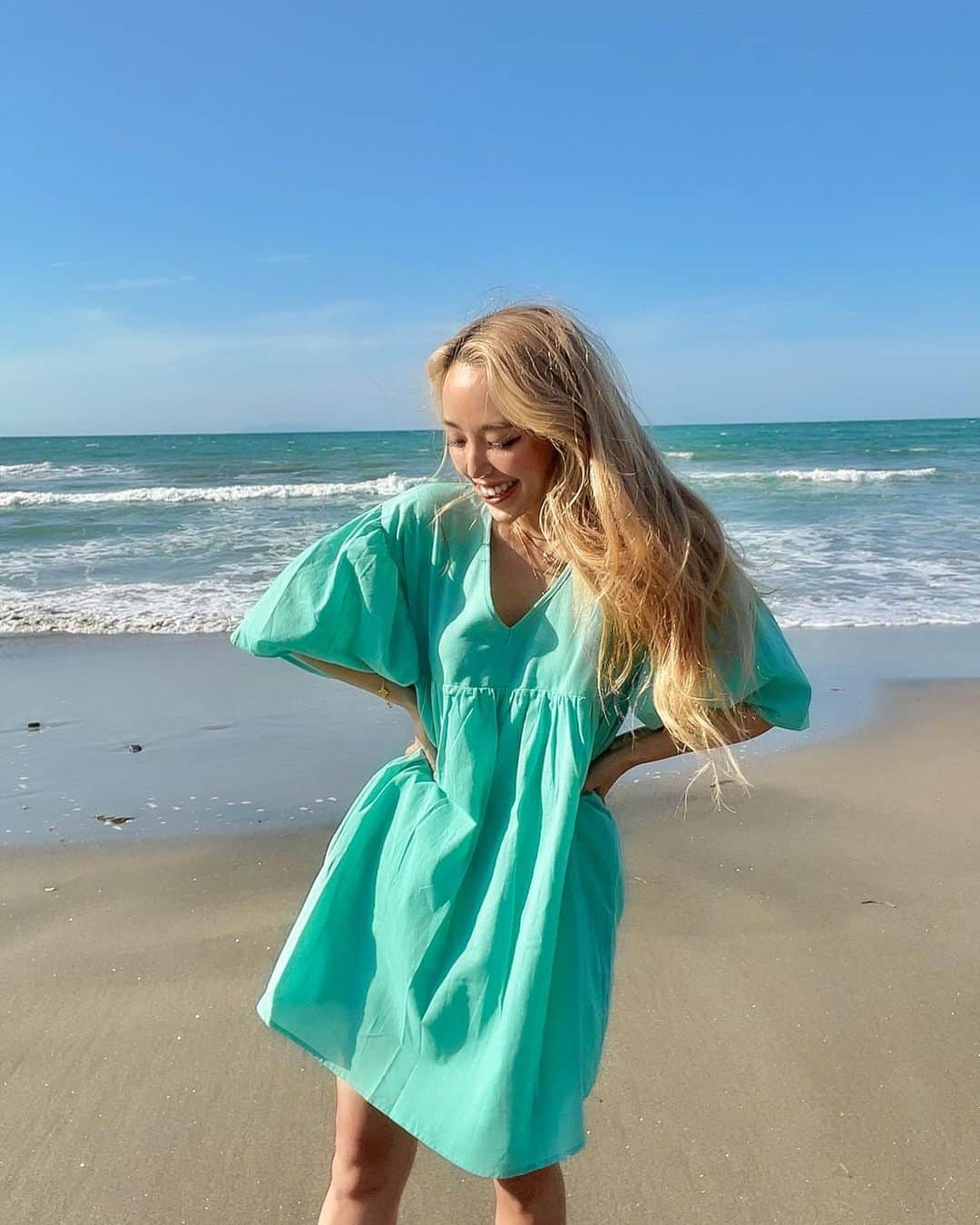 ユミ さんのインスタグラム写真 - (ユミ Instagram)「Beach day🩵💚🫧☀  wearing 👗 @anapmimpi_official  🕶 @blackflys_japan   love♡  sea × turquoise mint🌊🌼✌🏽  #naturephotography  #naturelover #ocean#sea #beach #海様とリンクコーデ」4月27日 21時14分 - yuminchu1029