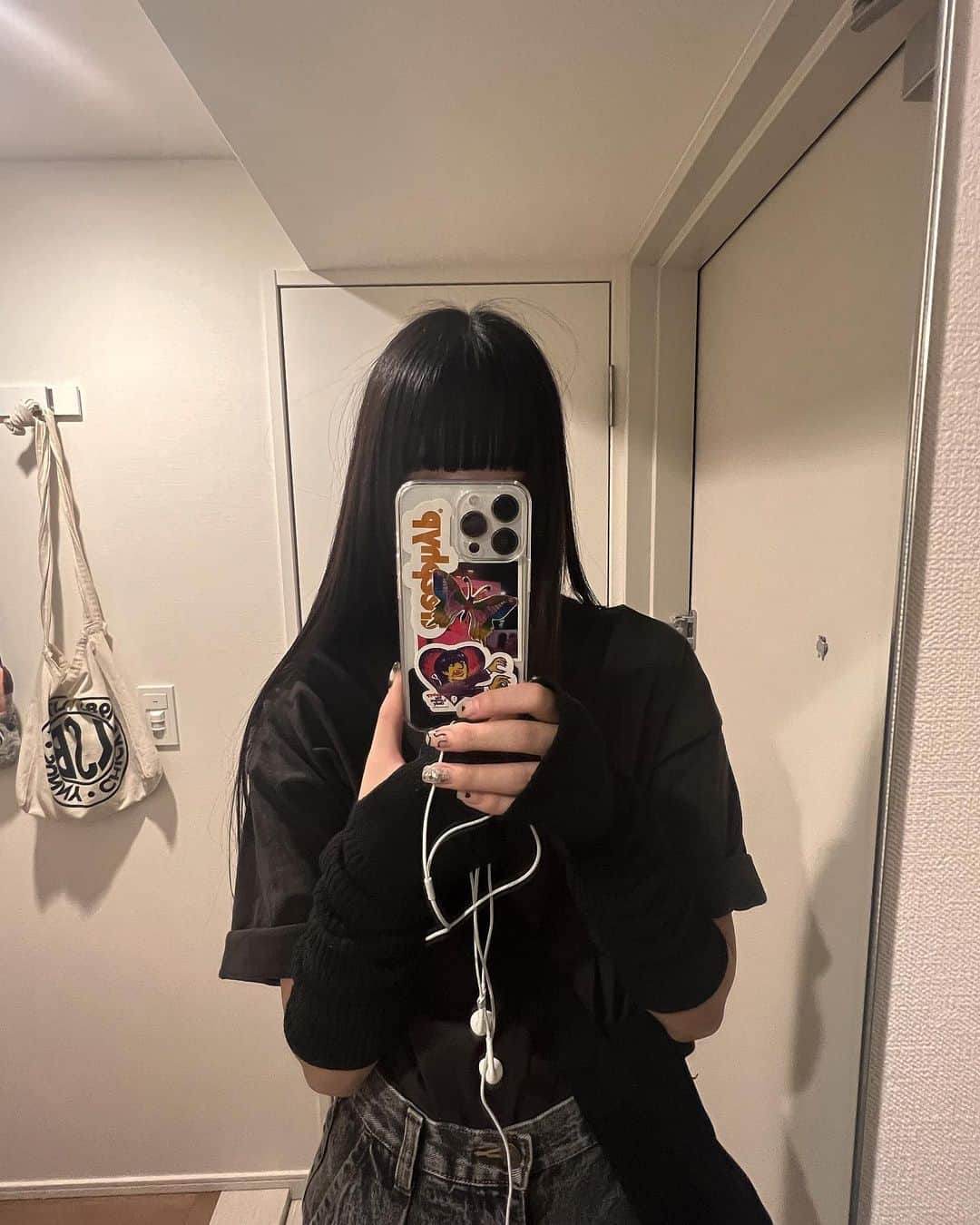 のインスタグラム：「かわちいスマホケース📱🖤 AirPods Proほしいなア　 アホ毛やば( ◜◡◝ )」