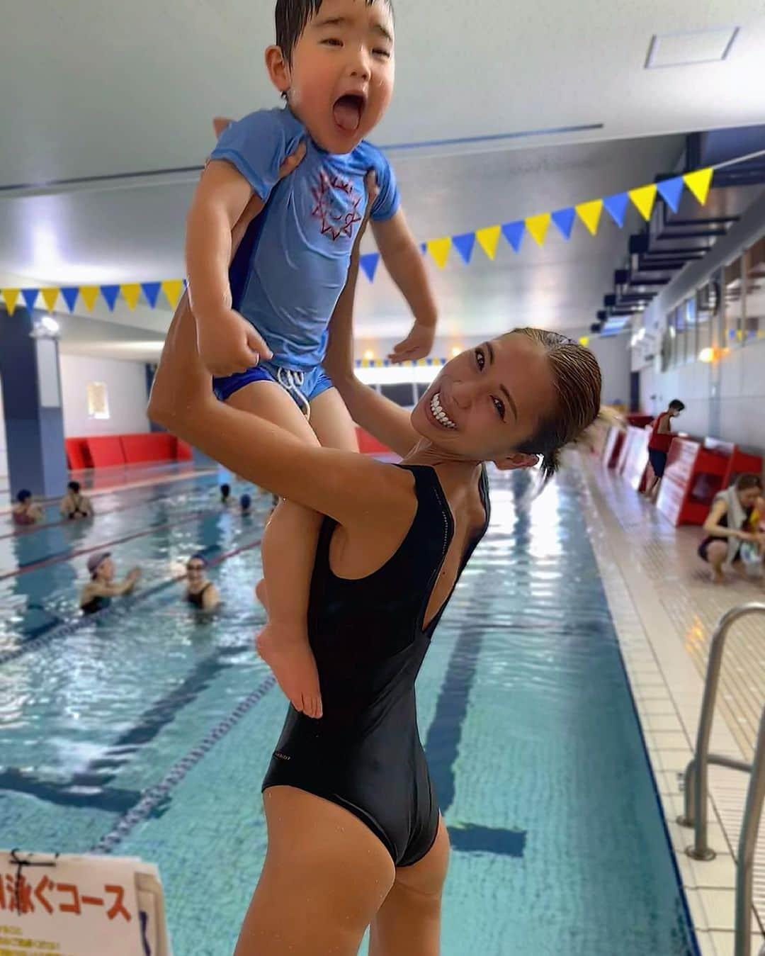 角田麻央さんのインスタグラム写真 - (角田麻央Instagram)「NICE FIGHT🏊🏼‍♂️🤍 元デブな私にとってスポーツは生活の一部。 息子に負けないように鍛え直さないとだな🫡 約半年間ありがとうございました🙏🏽🔥🔥🔥 #2歳10ヶ月 #スイミング #習い事 #親子プール #スポーツアカデミー #男の子ママ #ママライフ」4月27日 21時14分 - maotsunoda888