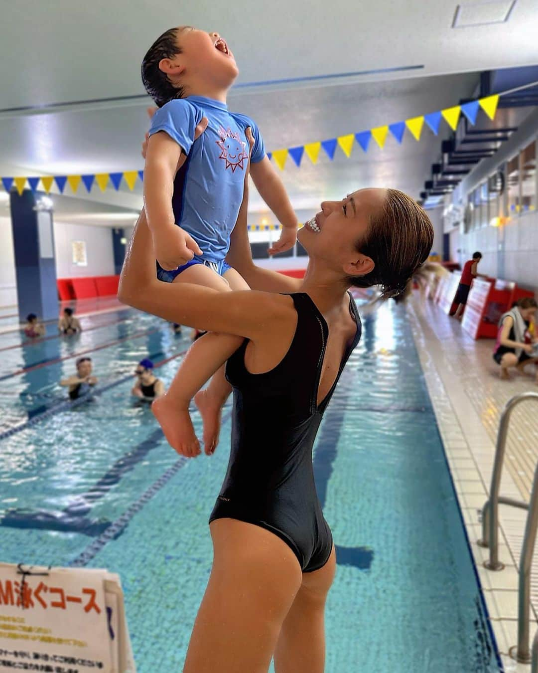 角田麻央さんのインスタグラム写真 - (角田麻央Instagram)「NICE FIGHT🏊🏼‍♂️🤍 元デブな私にとってスポーツは生活の一部。 息子に負けないように鍛え直さないとだな🫡 約半年間ありがとうございました🙏🏽🔥🔥🔥 #2歳10ヶ月 #スイミング #習い事 #親子プール #スポーツアカデミー #男の子ママ #ママライフ」4月27日 21時14分 - maotsunoda888