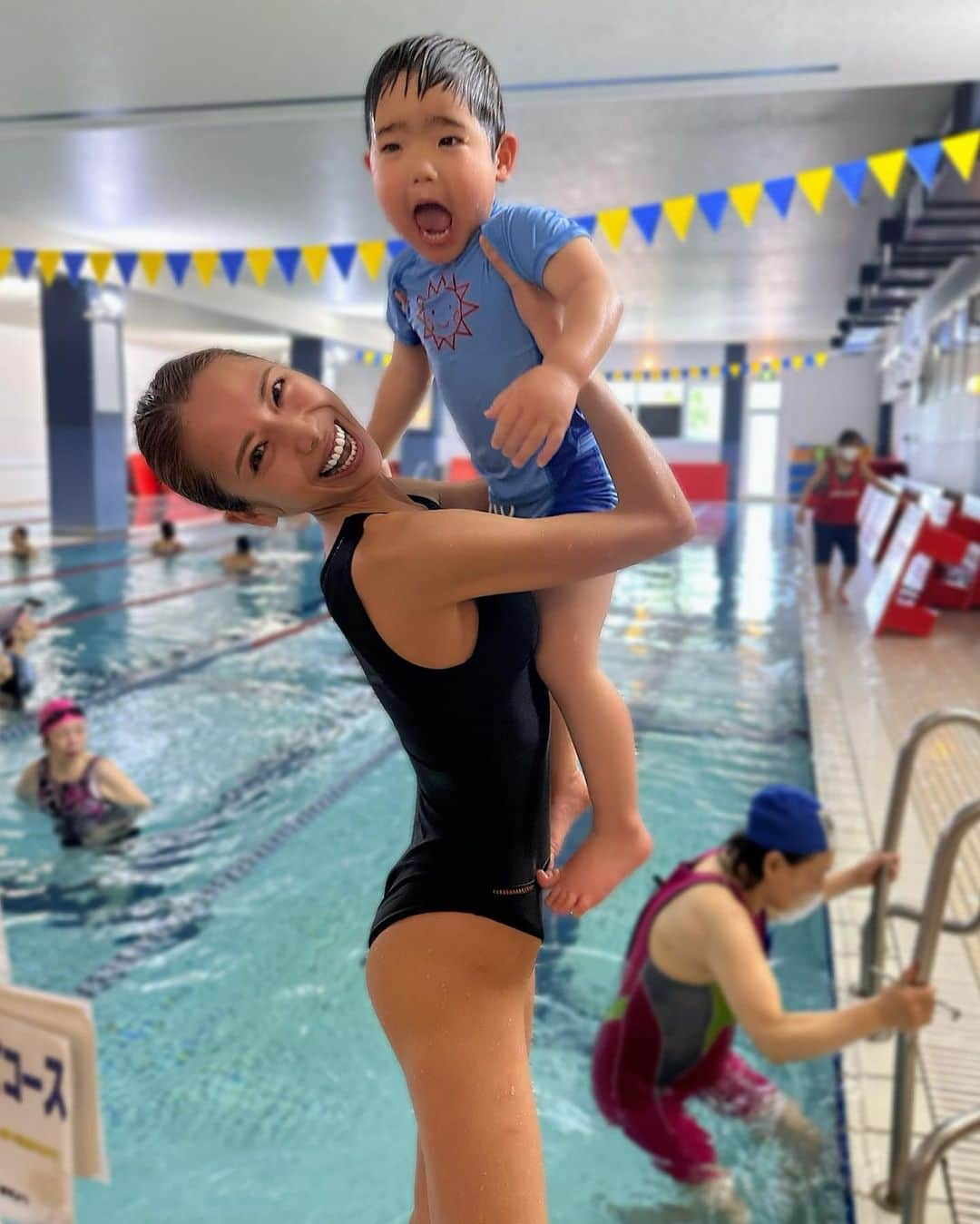 角田麻央さんのインスタグラム写真 - (角田麻央Instagram)「NICE FIGHT🏊🏼‍♂️🤍 元デブな私にとってスポーツは生活の一部。 息子に負けないように鍛え直さないとだな🫡 約半年間ありがとうございました🙏🏽🔥🔥🔥 #2歳10ヶ月 #スイミング #習い事 #親子プール #スポーツアカデミー #男の子ママ #ママライフ」4月27日 21時14分 - maotsunoda888