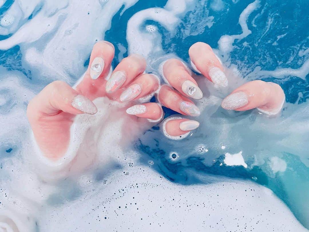 のインスタグラム：「. たまにはネイル載せよっと💅🏻🩵 . . 毎回撮ってはいるけど 載せるタイミング分からなくて どんどん溜まってく🗑️𓈒 𓂂𓏸𓋪‪ . #コーデ #code #coordinate #ootd #セルカ #selca #shooting #ootd #fashion #fashiongram #fashionista #fashionblogger #today #todayscode #hair #hairstyle #haircolor #newnail #newnails」