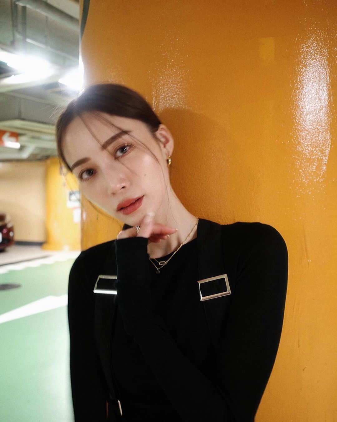 のインスタグラム：「最近は シャカシャカ素材の出番が多い😆 @trunc88_official のワンピお気に入り💓  tops @searoomlynn_official  skirt @trunc88_official  bag @room306contemporary  boots @murua_official   #outfit #ootd #coordinate #fashion #searoomlynn #room306contemporary #trunc88 #murua」