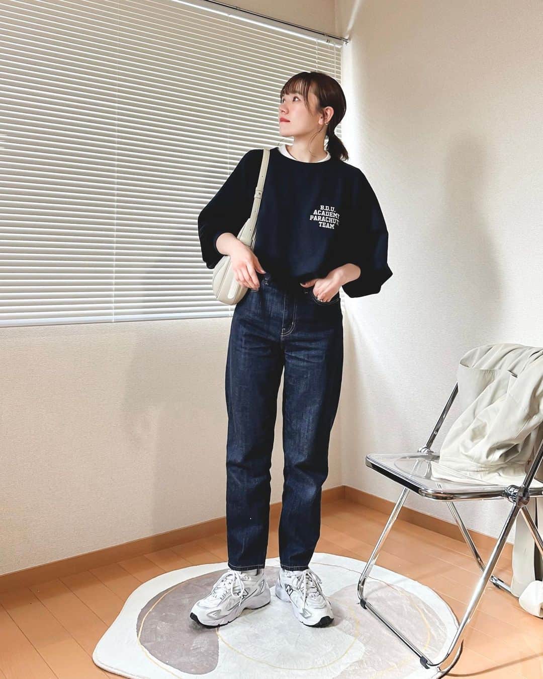 かほこ。さんのインスタグラム写真 - (かほこ。Instagram)「ㅤㅤㅤㅤㅤㅤㅤㅤㅤㅤㅤㅤㅤ ㅤㅤㅤㅤㅤㅤㅤㅤㅤㅤㅤㅤㅤ outer : #yuw sweatshirt : #beautyandyouth #votemakenewclothes T-shirt : #uniqlou denim : #uniqlo bag : #folnua sneakers : #newbalance ㅤㅤㅤㅤㅤㅤㅤㅤㅤㅤㅤㅤㅤ ネイビー×ネイビーのカジュアルコーデ。 子供っぽくならないようにレザーのショルダーバッグを合わせました🥰 手首を見せるのもポイント❣️ ㅤㅤㅤㅤㅤㅤㅤㅤㅤㅤㅤㅤㅤ #kaho_fashion」4月27日 21時18分 - xxokohakxx