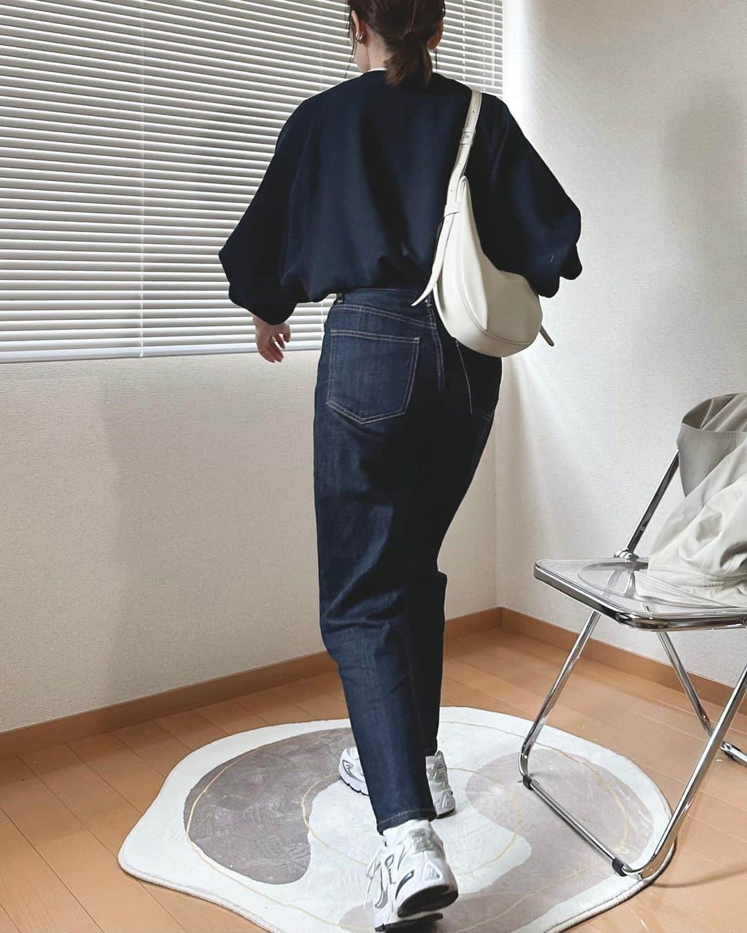 かほこ。さんのインスタグラム写真 - (かほこ。Instagram)「ㅤㅤㅤㅤㅤㅤㅤㅤㅤㅤㅤㅤㅤ ㅤㅤㅤㅤㅤㅤㅤㅤㅤㅤㅤㅤㅤ outer : #yuw sweatshirt : #beautyandyouth #votemakenewclothes T-shirt : #uniqlou denim : #uniqlo bag : #folnua sneakers : #newbalance ㅤㅤㅤㅤㅤㅤㅤㅤㅤㅤㅤㅤㅤ ネイビー×ネイビーのカジュアルコーデ。 子供っぽくならないようにレザーのショルダーバッグを合わせました🥰 手首を見せるのもポイント❣️ ㅤㅤㅤㅤㅤㅤㅤㅤㅤㅤㅤㅤㅤ #kaho_fashion」4月27日 21時18分 - xxokohakxx