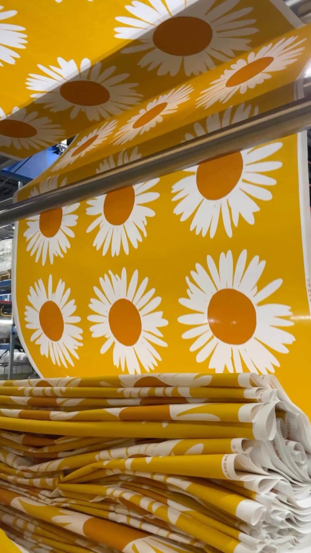 マリメッコのインスタグラム：「Thank you for the Auringonkukka love! 🌻 Now sit back and let us treat you to this heavenly pile of sunflowers, fresh off the press, in our Helsinki printing factory.   #marimekko #ss23」