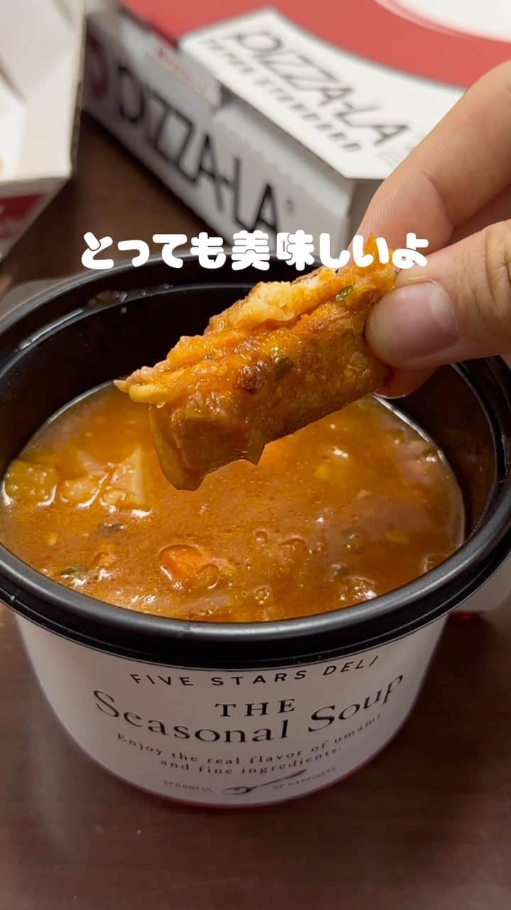 ピザーラのインスタグラム：「【ピザーラが食べたくなったらコメント欄に🍕を書いてね！】  ピザーラの隠れた人気メニュー『大麦とたっぷり野菜のミネストローネ』🍅🥄  トマトのフレッシュな酸味と甘みの効いたスープに、たっぷりの野菜のうまみが溶け込んだ、オリジナルのミネストローネ🥰  豊富な食物繊維を含む大麦を使用する事で、大麦の弾力のある食感が楽しめ、さらに身体に優しいスープになっています🍅  ご注文をいただいてから、お店で温めているんですよ✨ ぜひお試しください🎶  -———— ピザーラ公式アカウントでは、PIZZA-LAのお得な最新情報をお届けしています🍕  皆さまもぜひピザーラを食べた際には #ピザーラ#ピザーラお届け のハッシュタグをつけて感想を教えてくださいね✨ お写真をご紹介しちゃうかも？😆 投稿、お待ちしています♪  #pizza_la #ピザ #ピザパーティー #ピザパ #ピザ好きな人と繋がりたい #宅配 #宅配ピザ #ピザランチ #テイクアウトグルメ #ミネストローネ」
